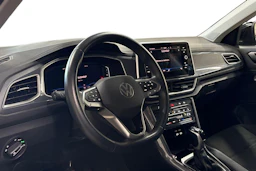 Musta Volkswagen T-Roc 2023 kuva 3.