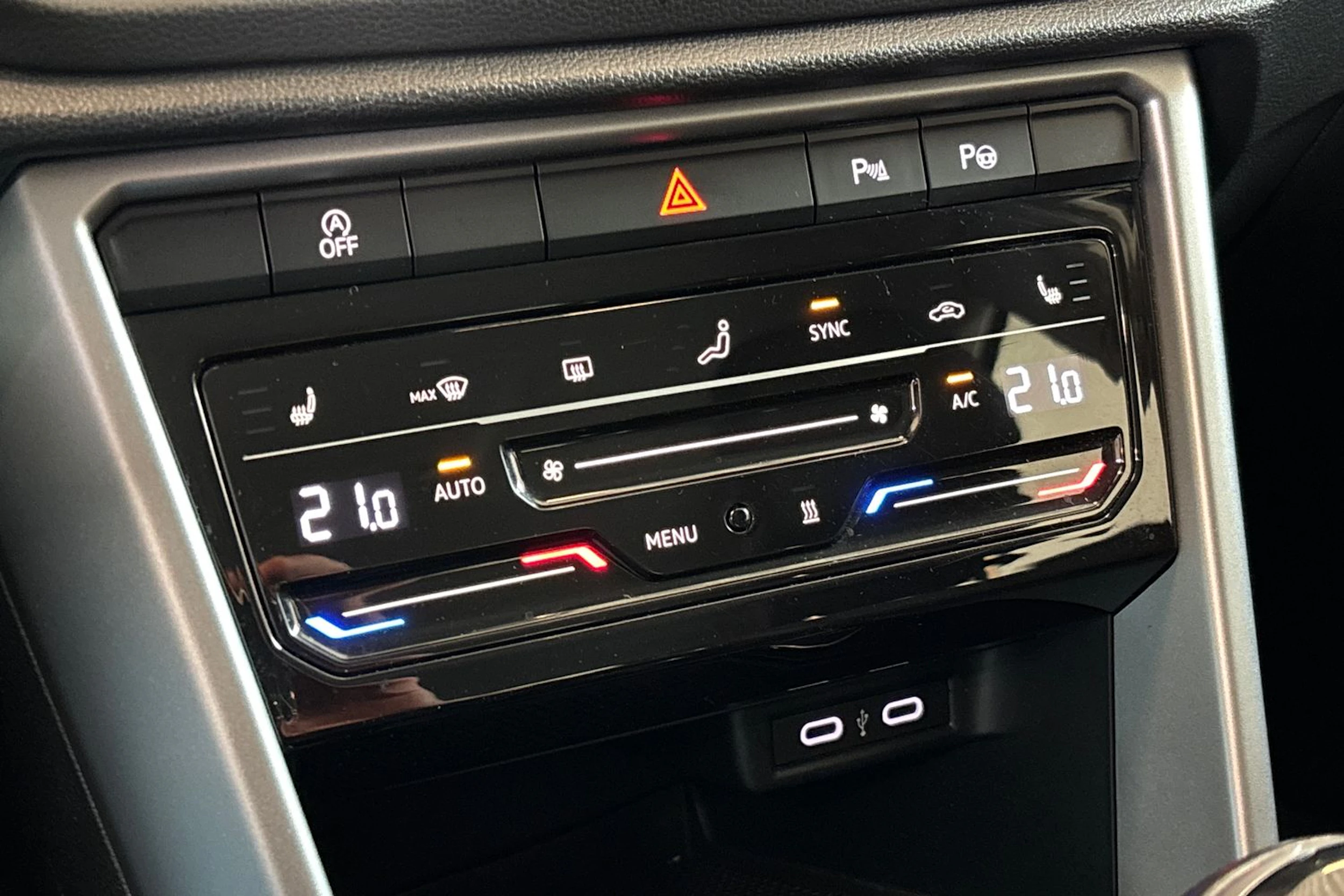 sininen Volkswagen T-ROC 2023 kuva 19.