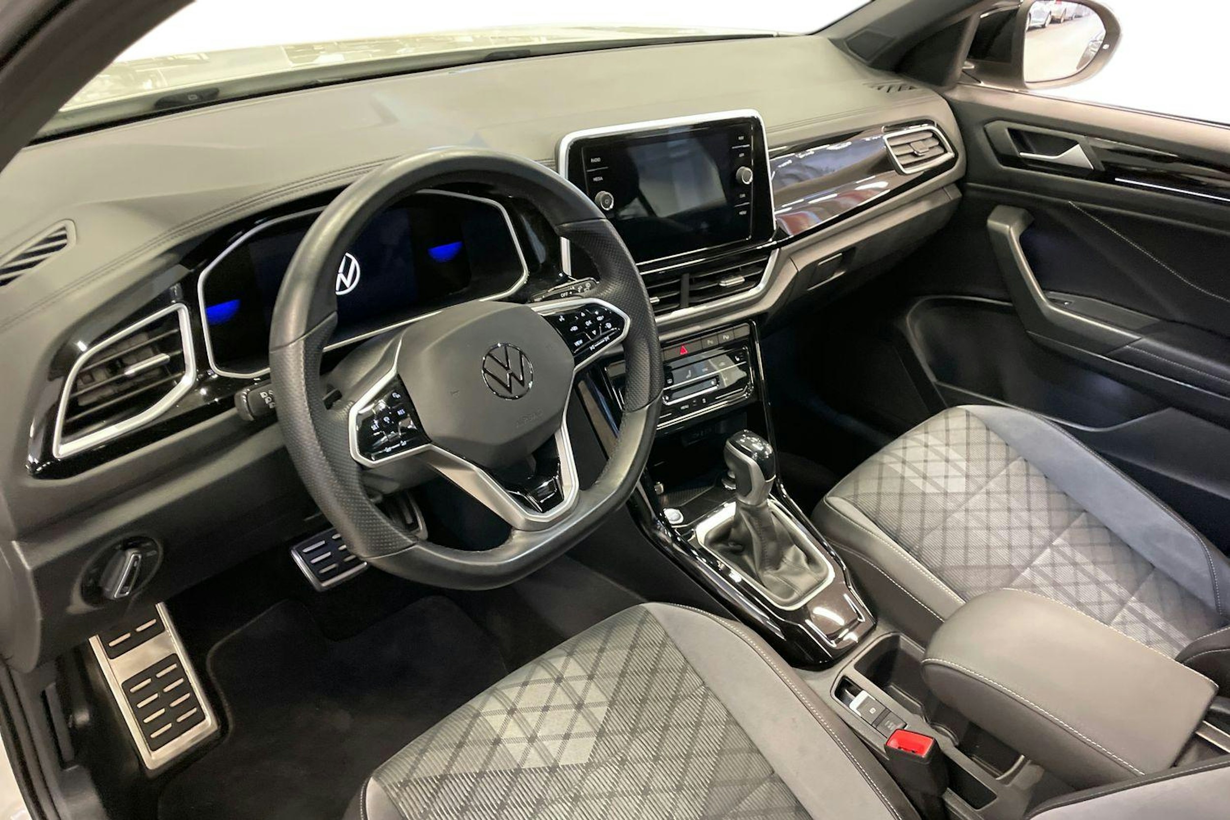 harmaa Volkswagen T-Roc 2023 kuva 7.
