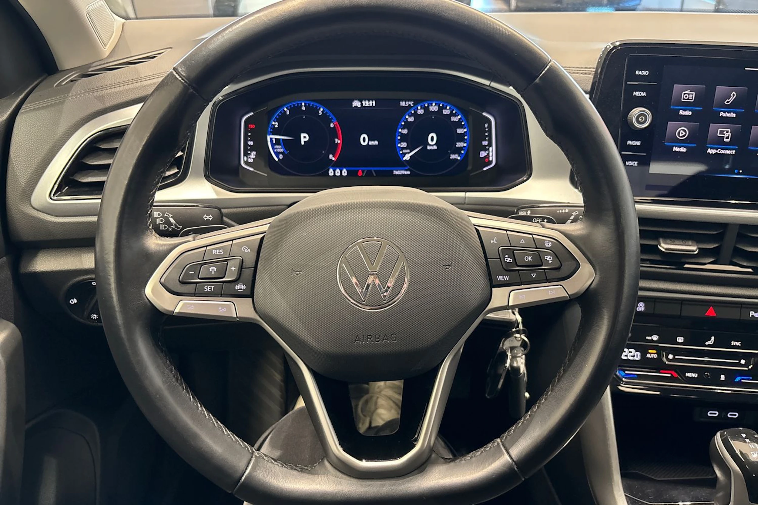 harmaa Volkswagen T-Roc 2023 kuva 15.