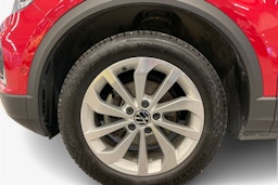 punainen Volkswagen T-Roc 2023 kuva 11.