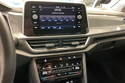 punainen Volkswagen T-Roc 2023 kuva 16.