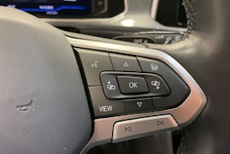 punainen Volkswagen T-Roc 2023 kuva 20.