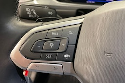 punainen Volkswagen T-Roc 2023 kuva 21.