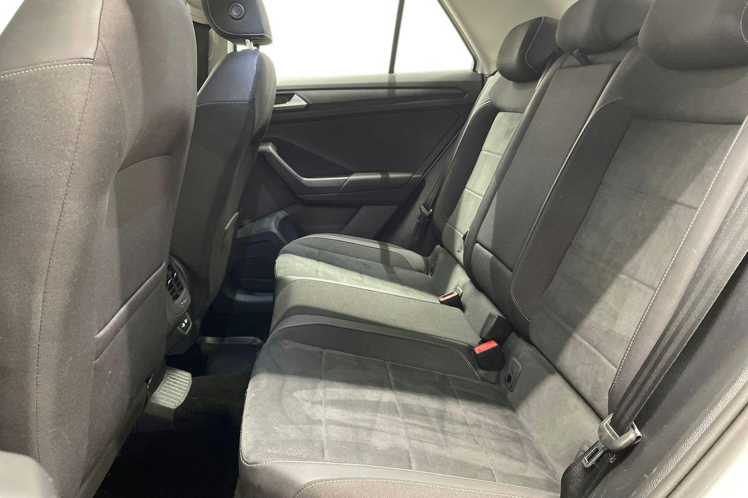 valkoinen Volkswagen T-Roc 2023 kuva 10.