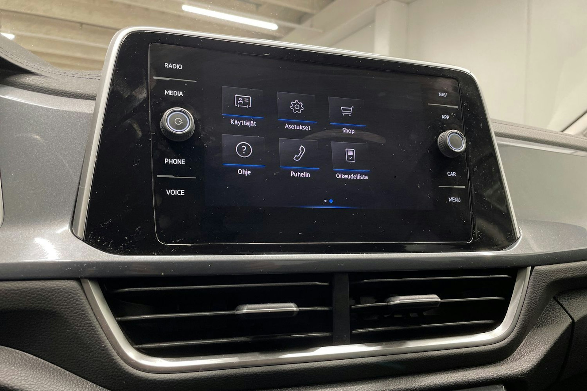 valkoinen Volkswagen T-Roc 2023 kuva 17.