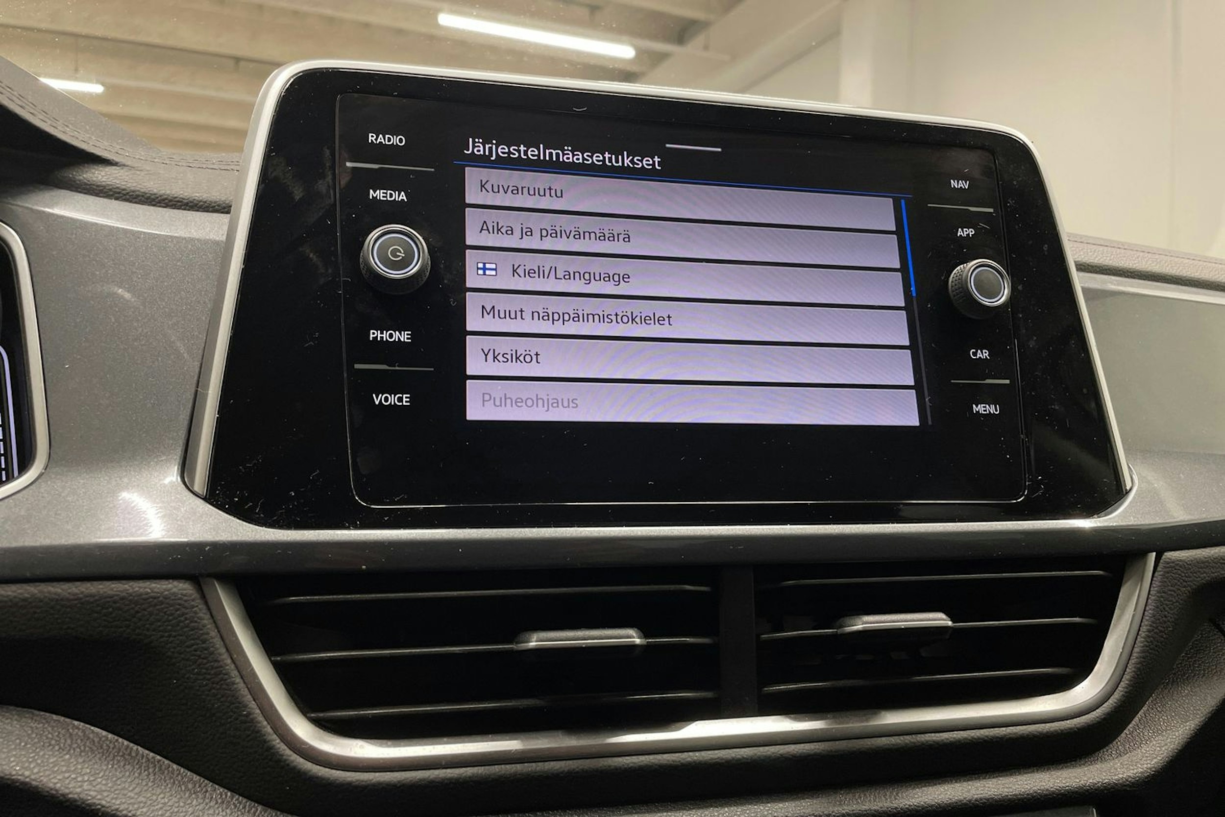 valkoinen Volkswagen T-Roc 2023 kuva 18.