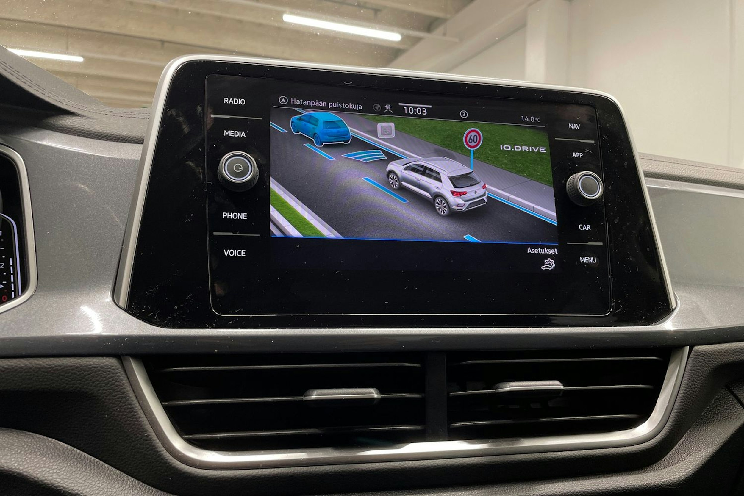 valkoinen Volkswagen T-Roc 2023 kuva 19.