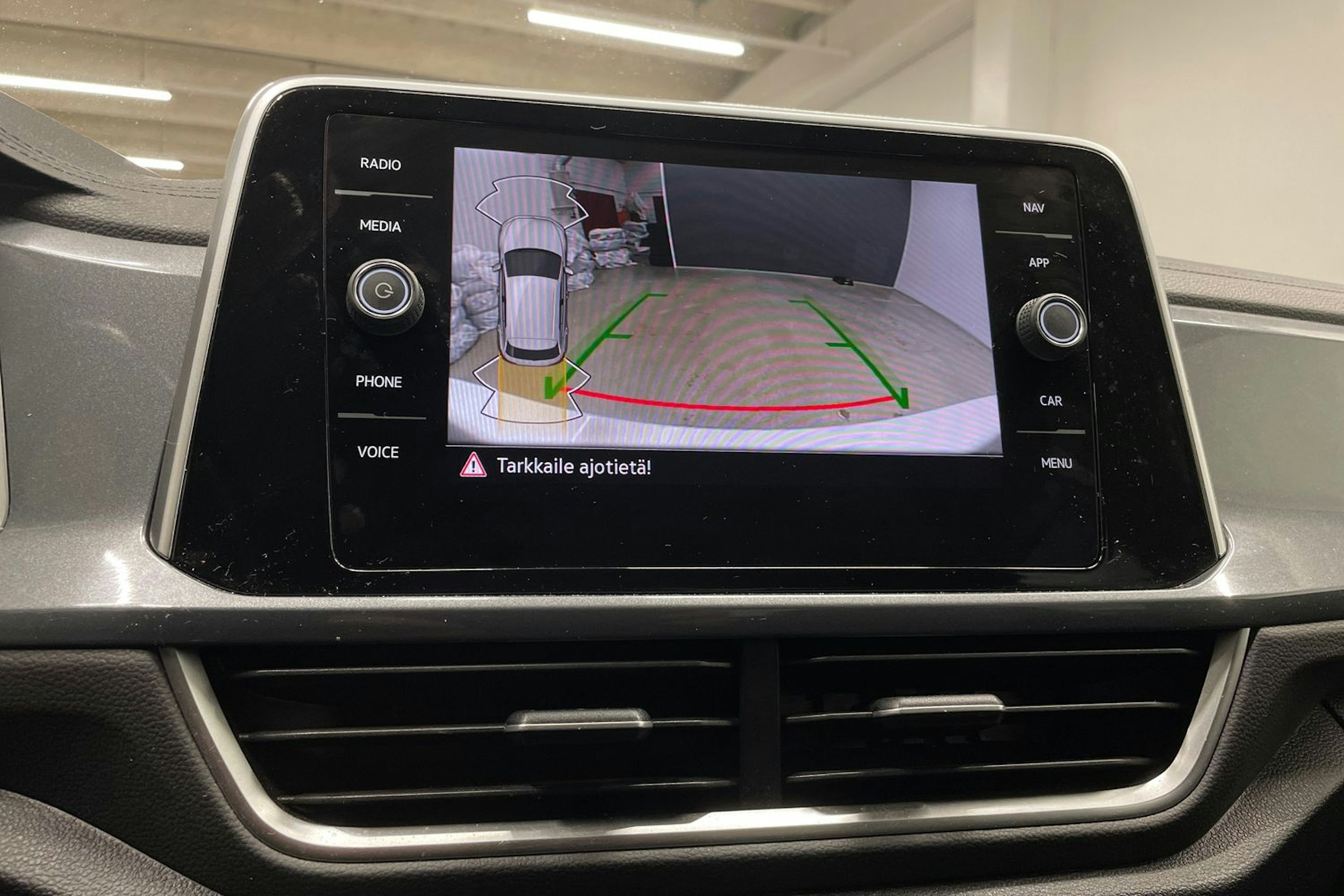 valkoinen Volkswagen T-Roc 2023 kuva 22.