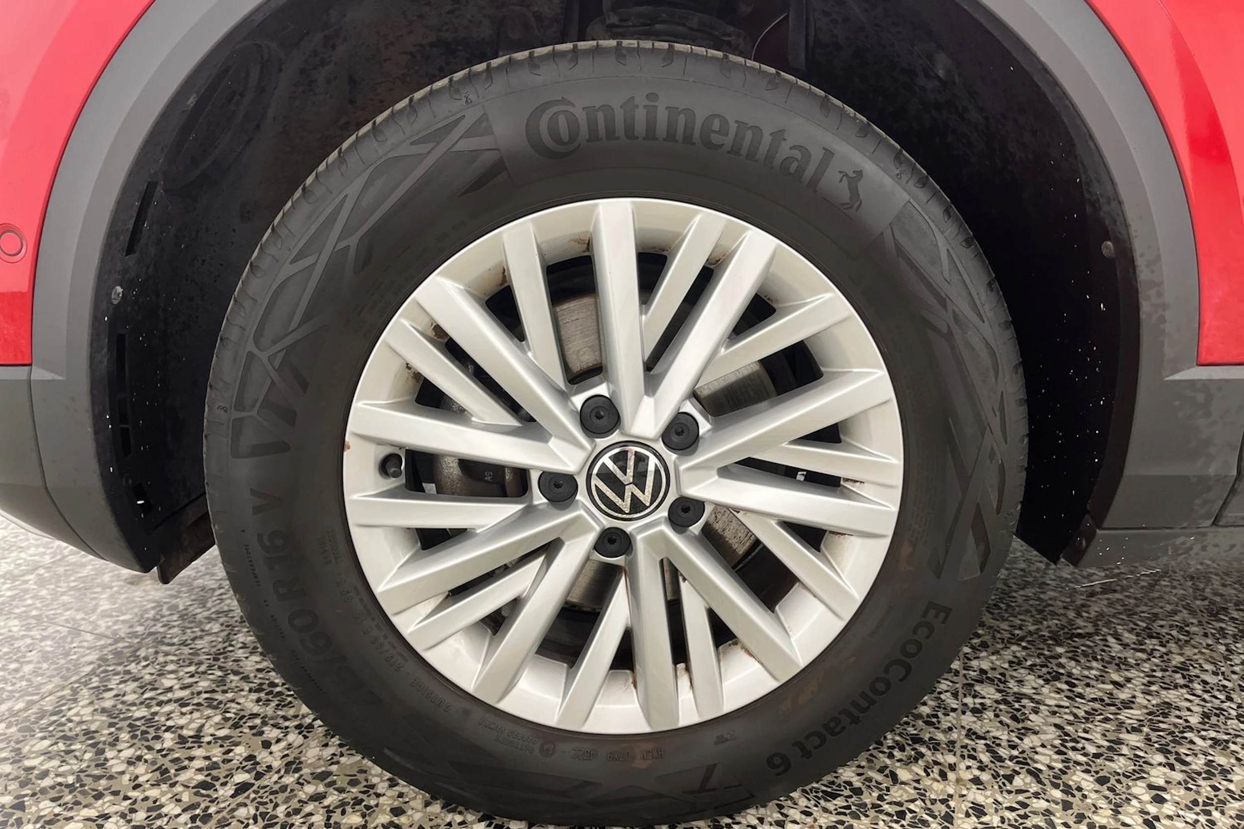 punainen Volkswagen T-Roc 2023 kuva 13.