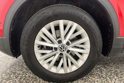 punainen Volkswagen T-Roc 2023 kuva 13.