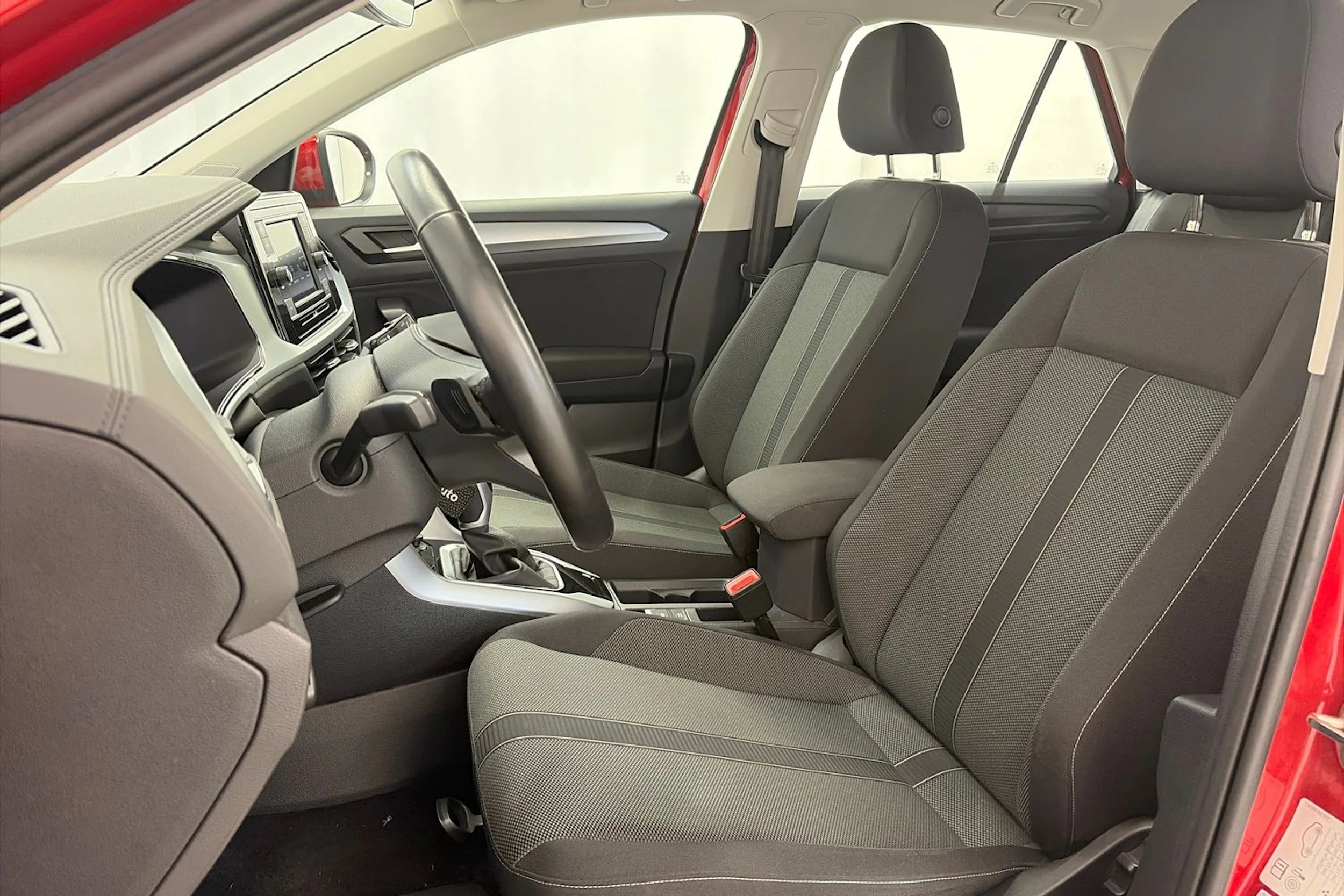 punainen Volkswagen T-Roc 2023 kuva 15.
