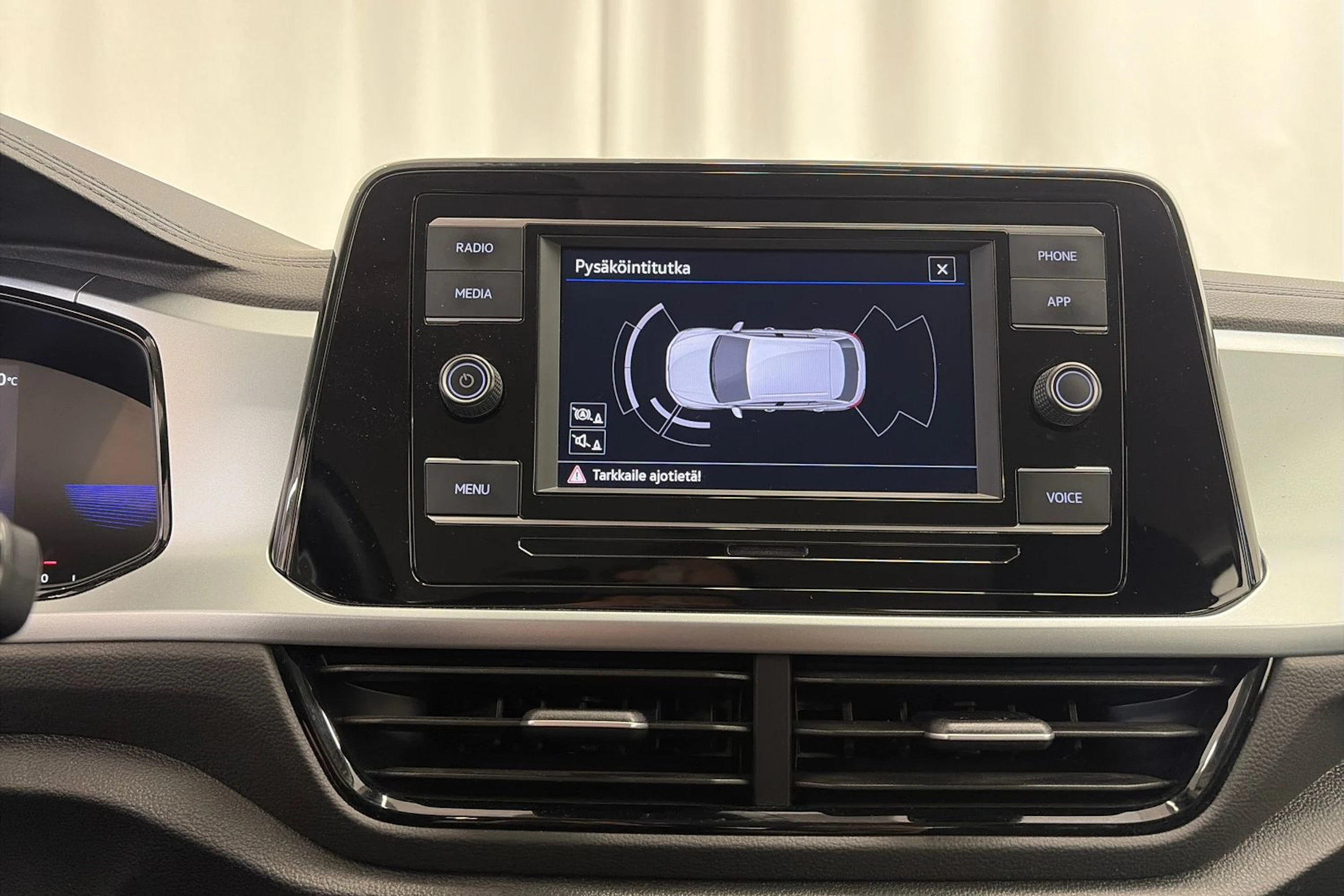 punainen Volkswagen T-Roc 2023 kuva 19.