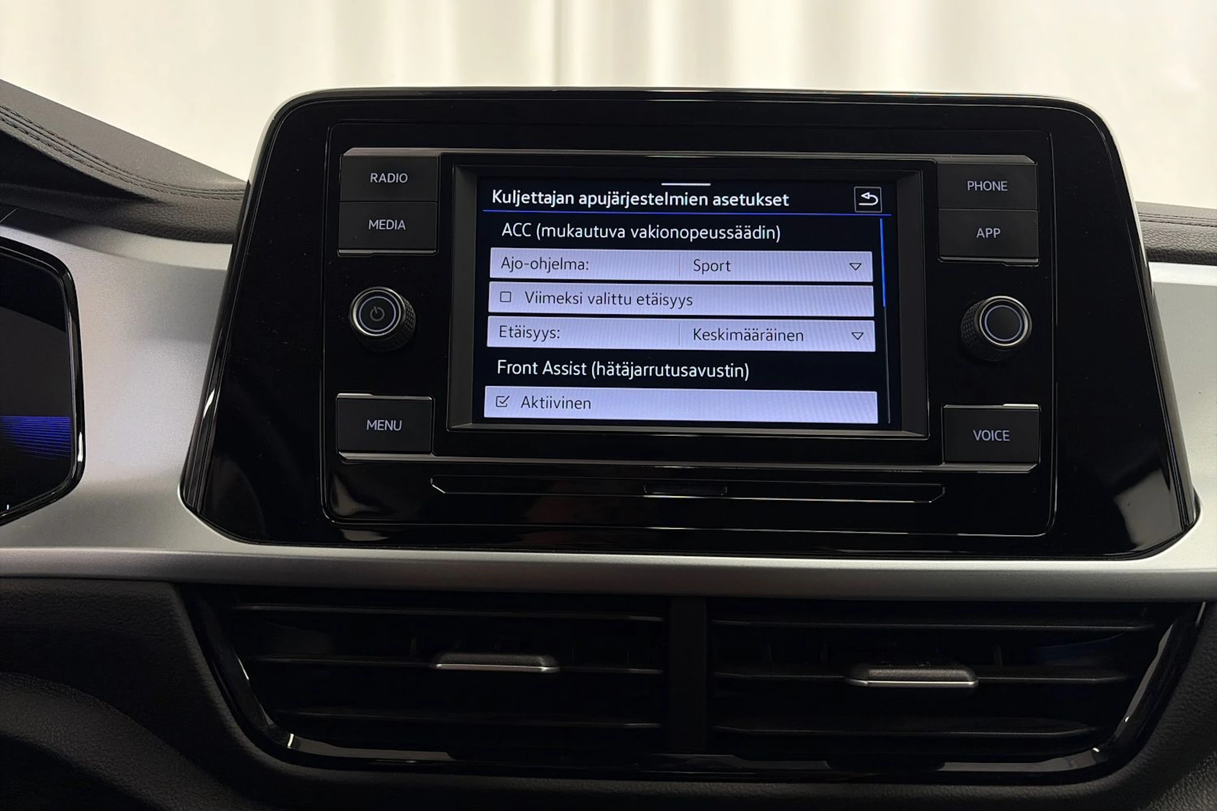 punainen Volkswagen T-Roc 2023 kuva 21.