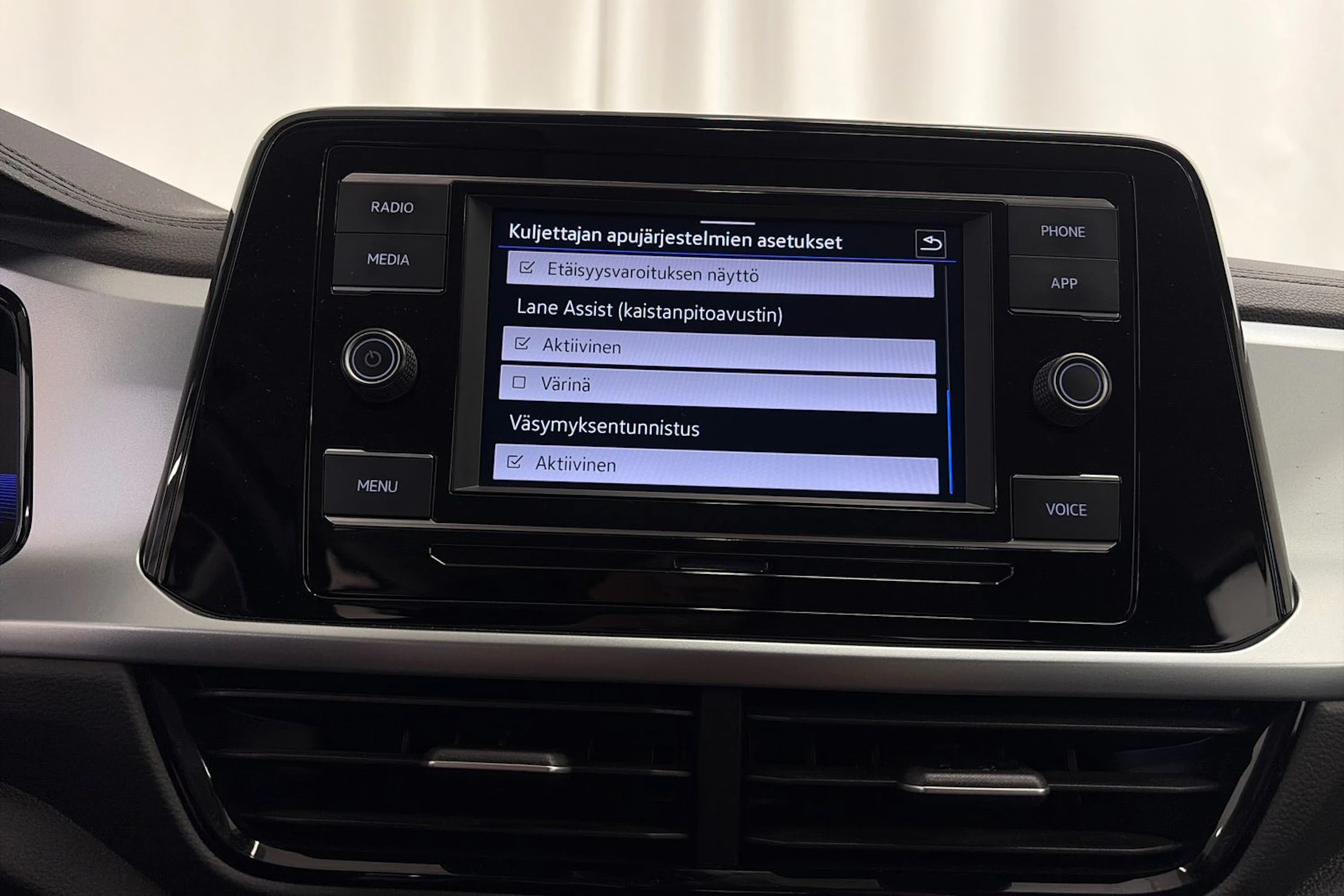 punainen Volkswagen T-Roc 2023 kuva 22.