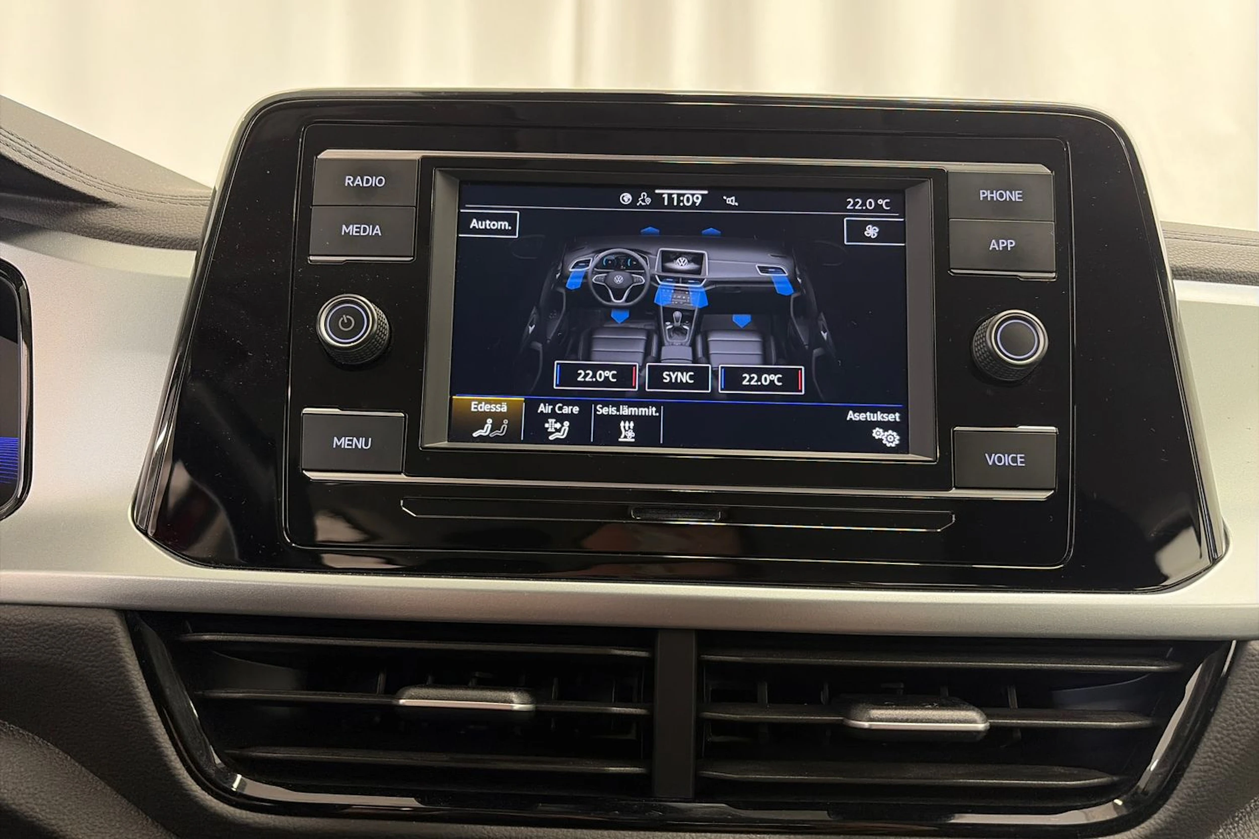 punainen Volkswagen T-Roc 2023 kuva 23.