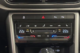 punainen Volkswagen T-Roc 2023 kuva 24.