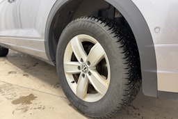 harmaa Volkswagen T-Roc 2023 kuva 13.