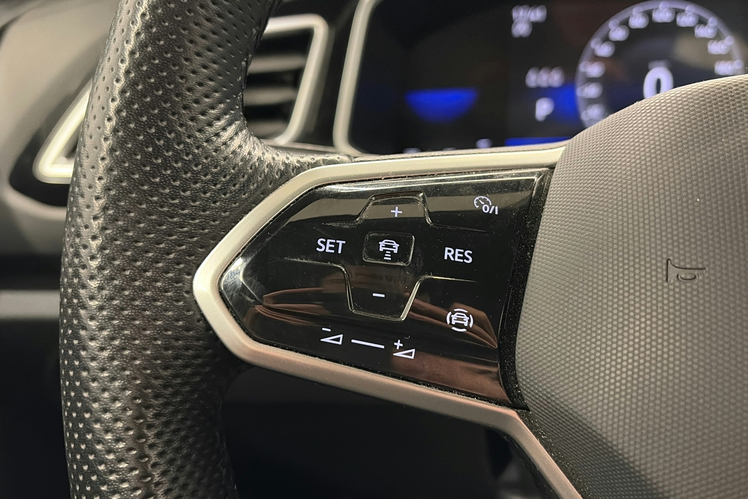 harmaa Volkswagen T-Roc 2023 kuva 19.