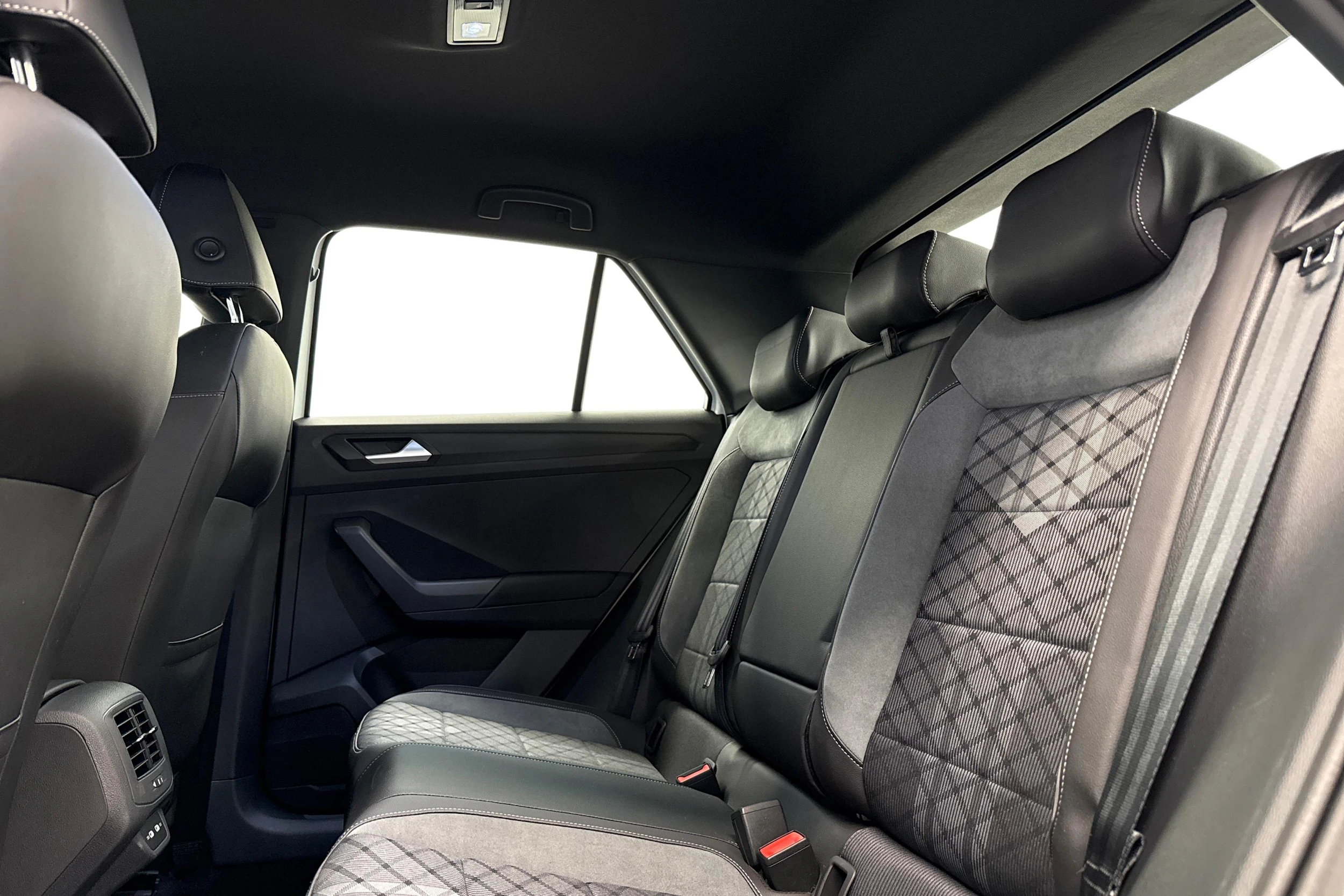 Valkoinen Volkswagen T-Roc 2023 kuva 11.