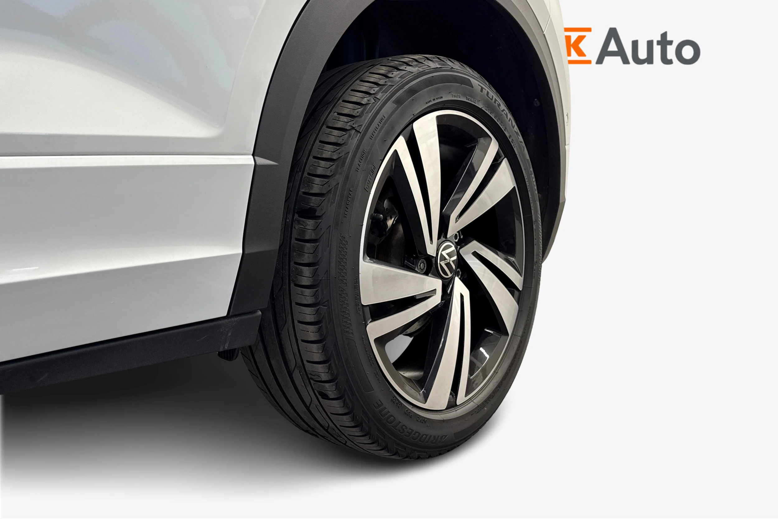 Valkoinen Volkswagen T-Roc 2023 kuva 12.