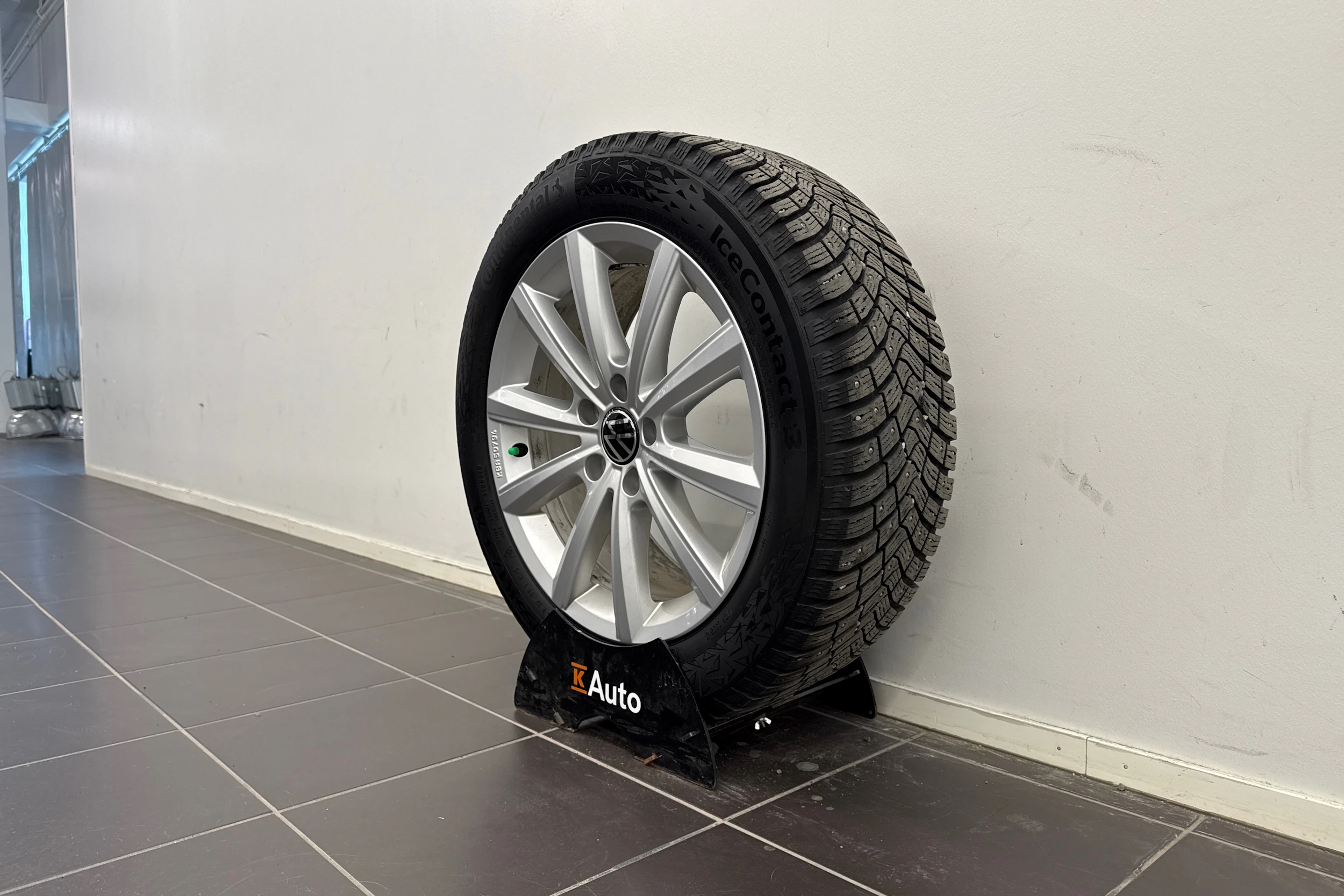 Valkoinen Volkswagen T-Roc 2023 kuva 13.