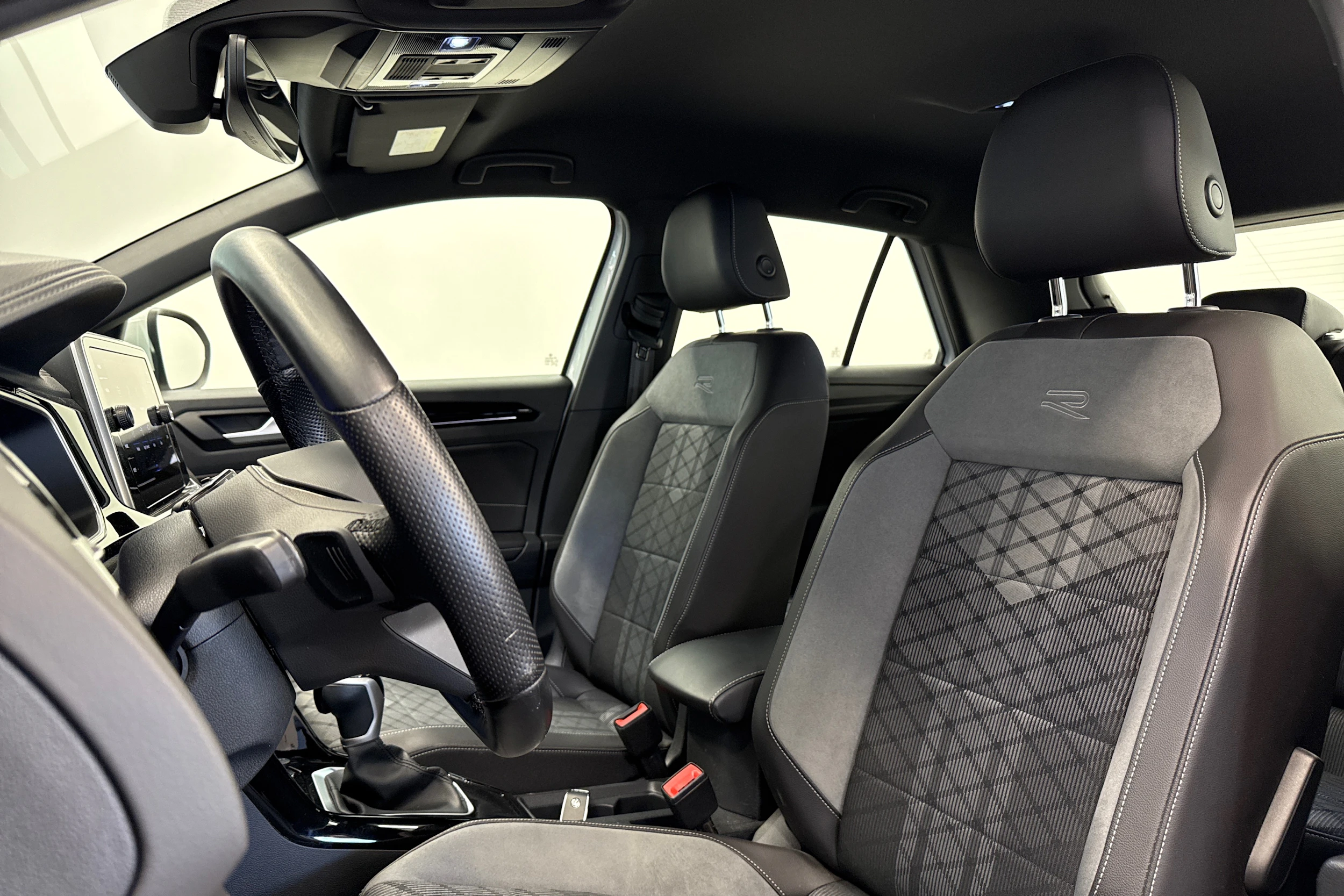 Valkoinen Volkswagen T-Roc 2023 kuva 15.