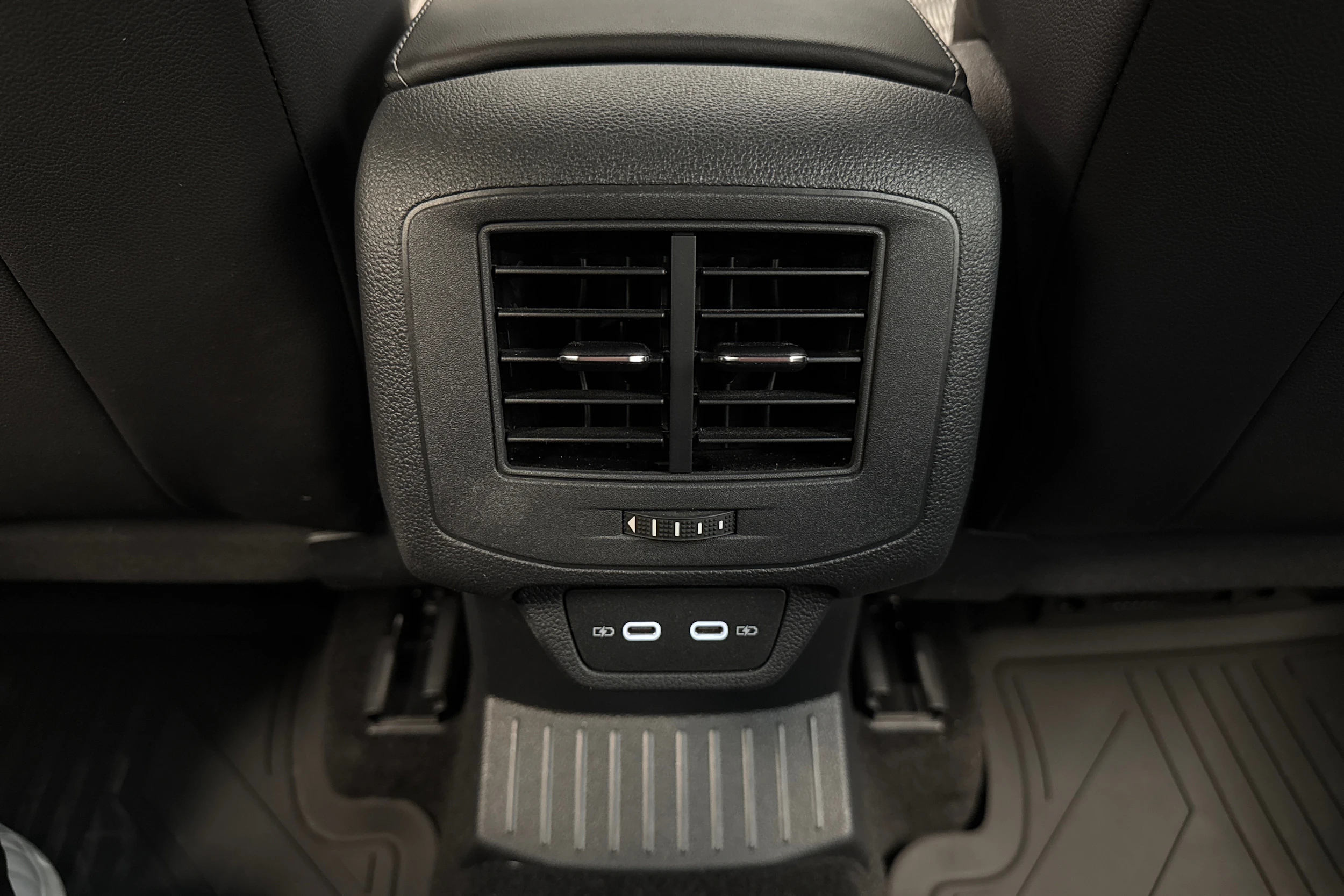 Valkoinen Volkswagen T-Roc 2023 kuva 16.