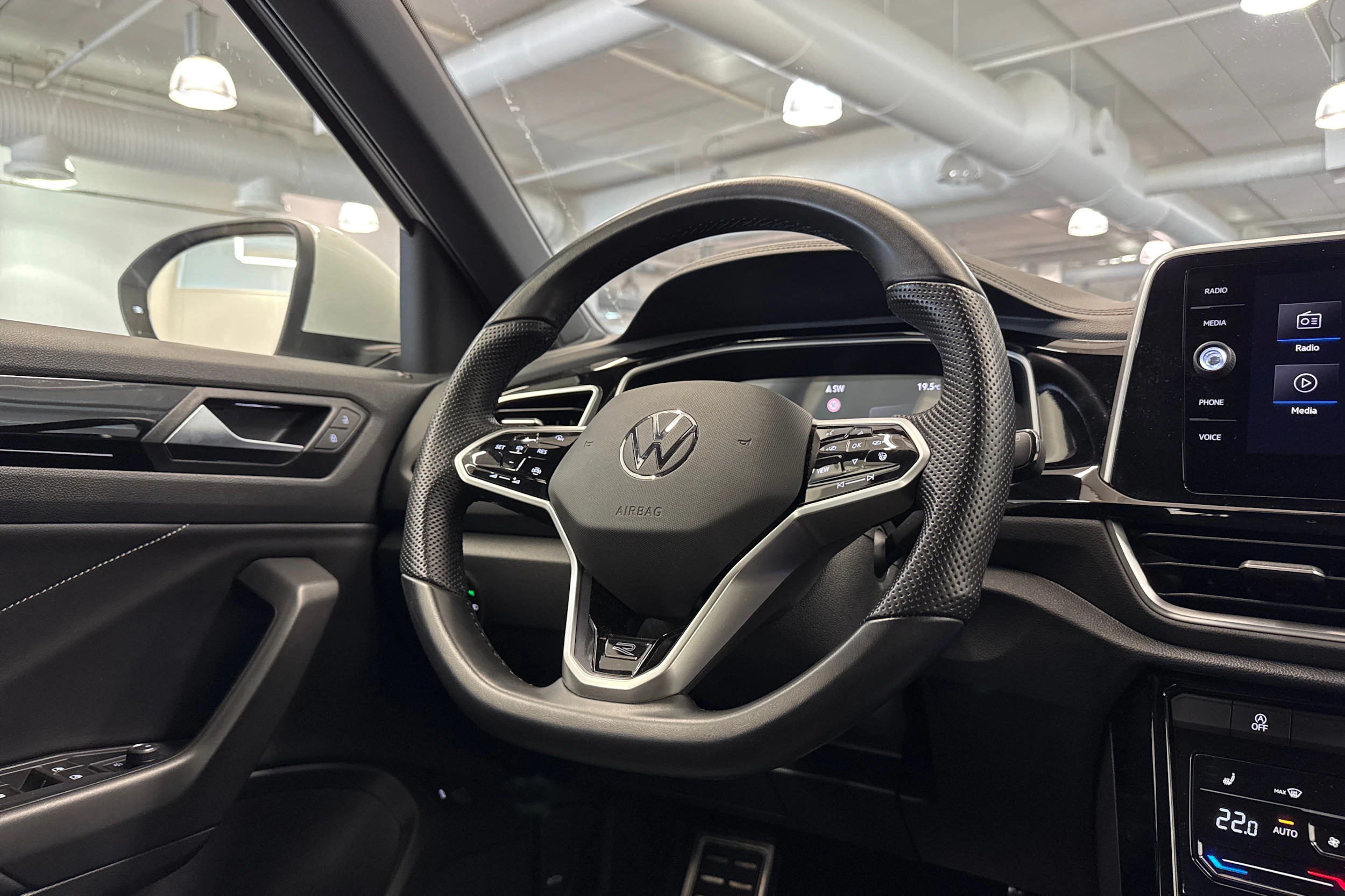 Valkoinen Volkswagen T-Roc 2023 kuva 17.