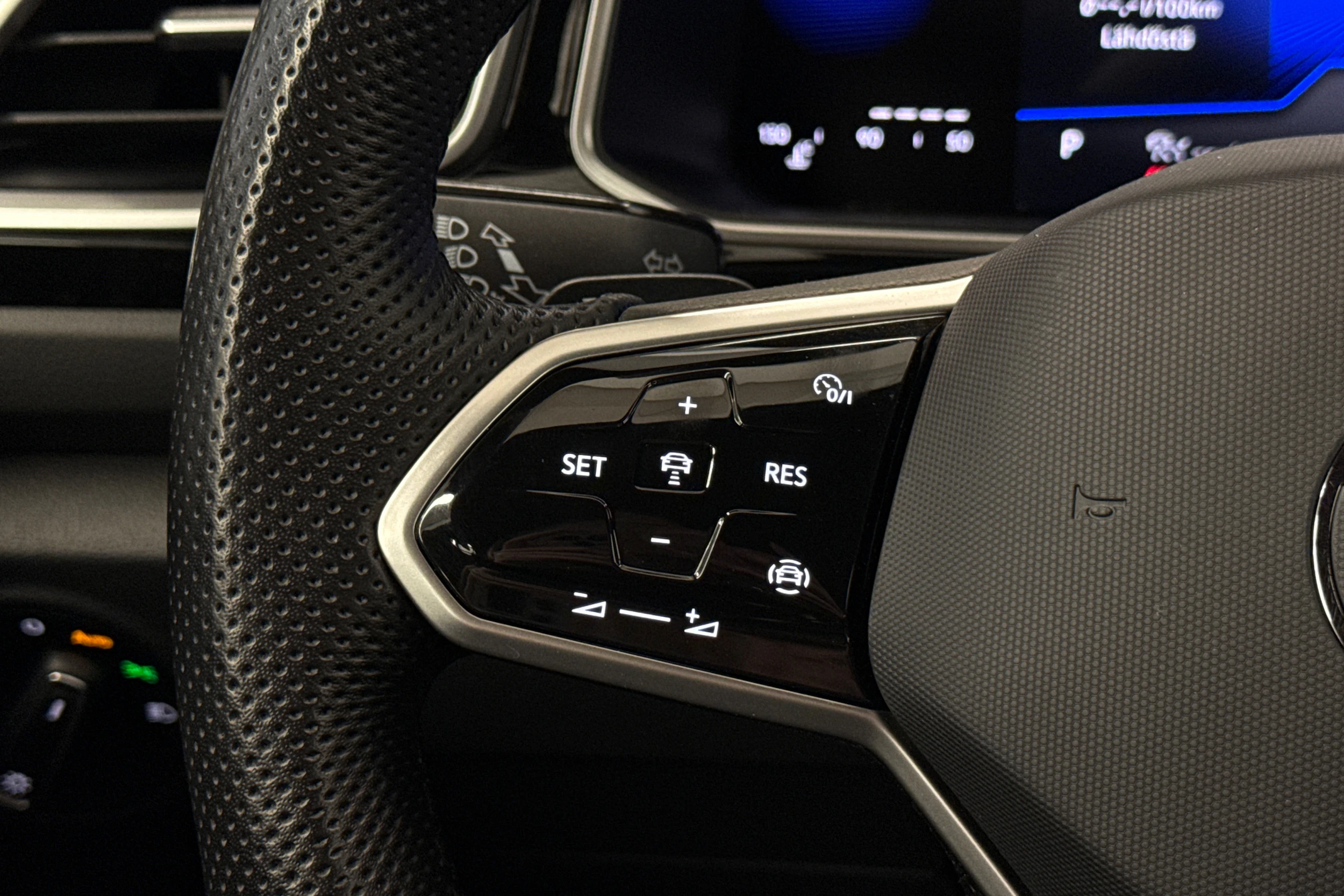 Valkoinen Volkswagen T-Roc 2023 kuva 18.