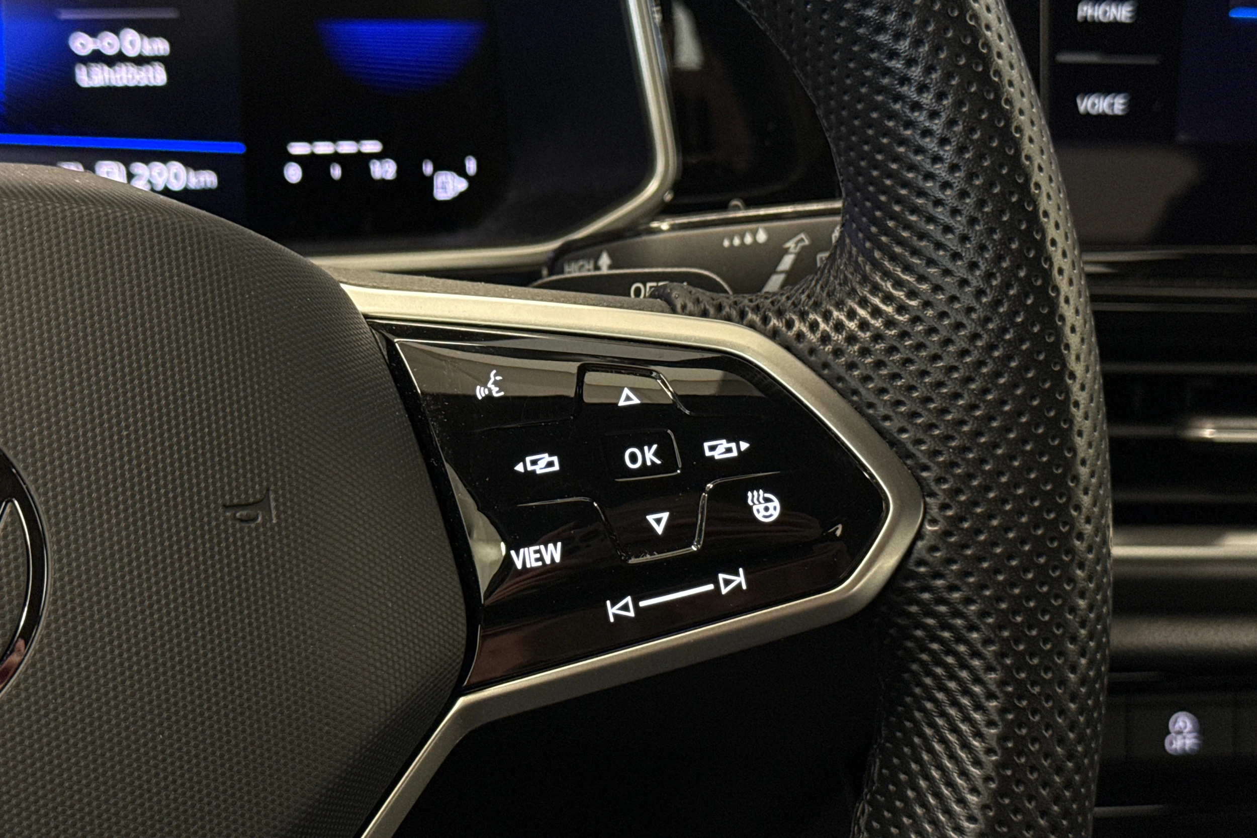 Valkoinen Volkswagen T-Roc 2023 kuva 19.