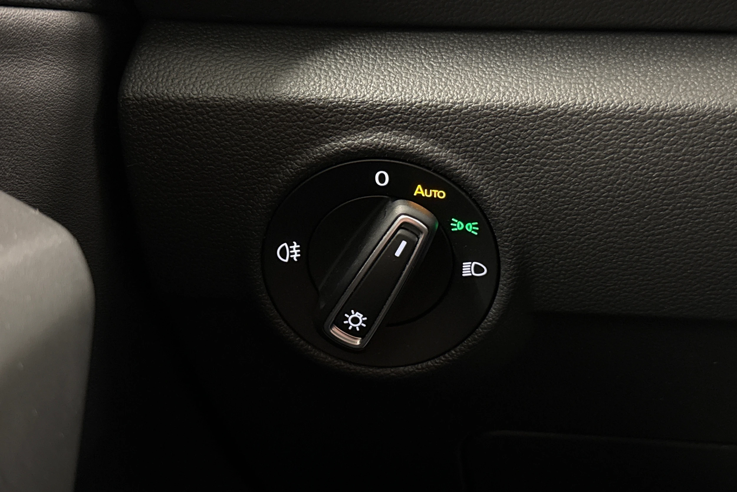 Valkoinen Volkswagen T-Roc 2023 kuva 21.