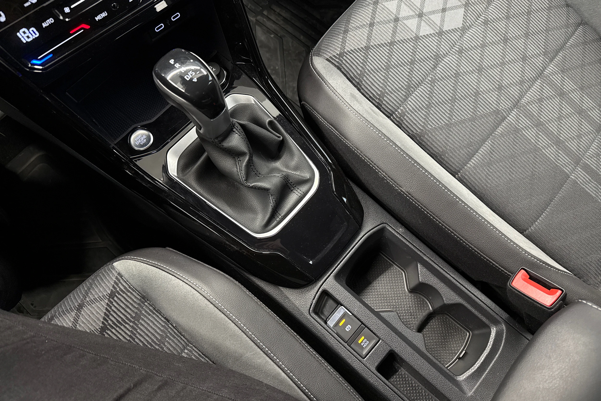 Valkoinen Volkswagen T-Roc 2023 kuva 23.