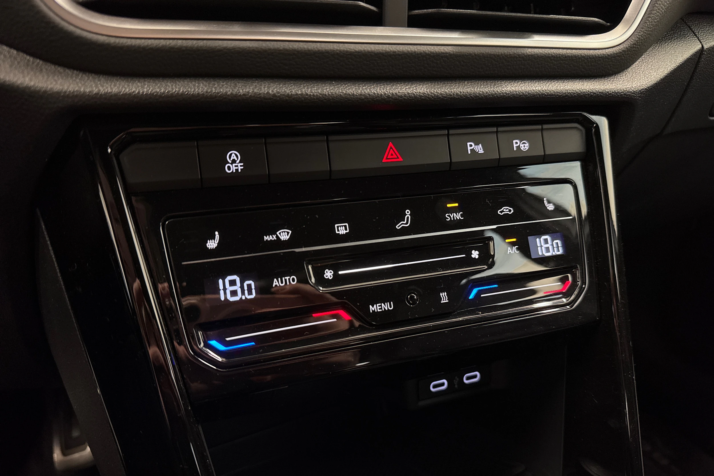 Valkoinen Volkswagen T-Roc 2023 kuva 26.