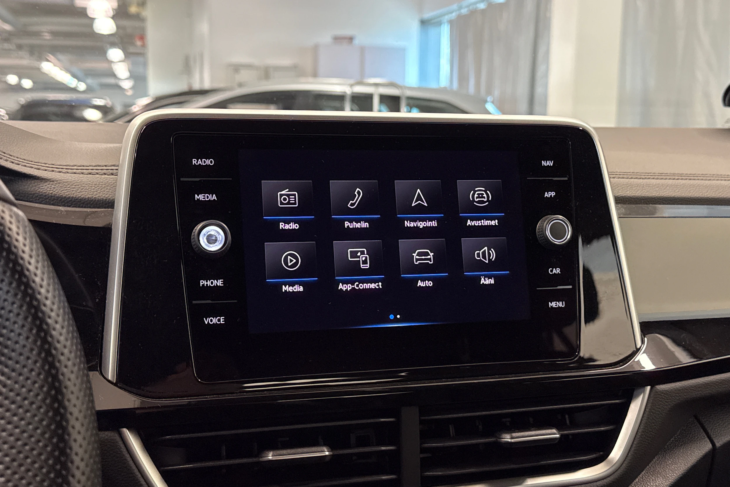 Valkoinen Volkswagen T-Roc 2023 kuva 27.