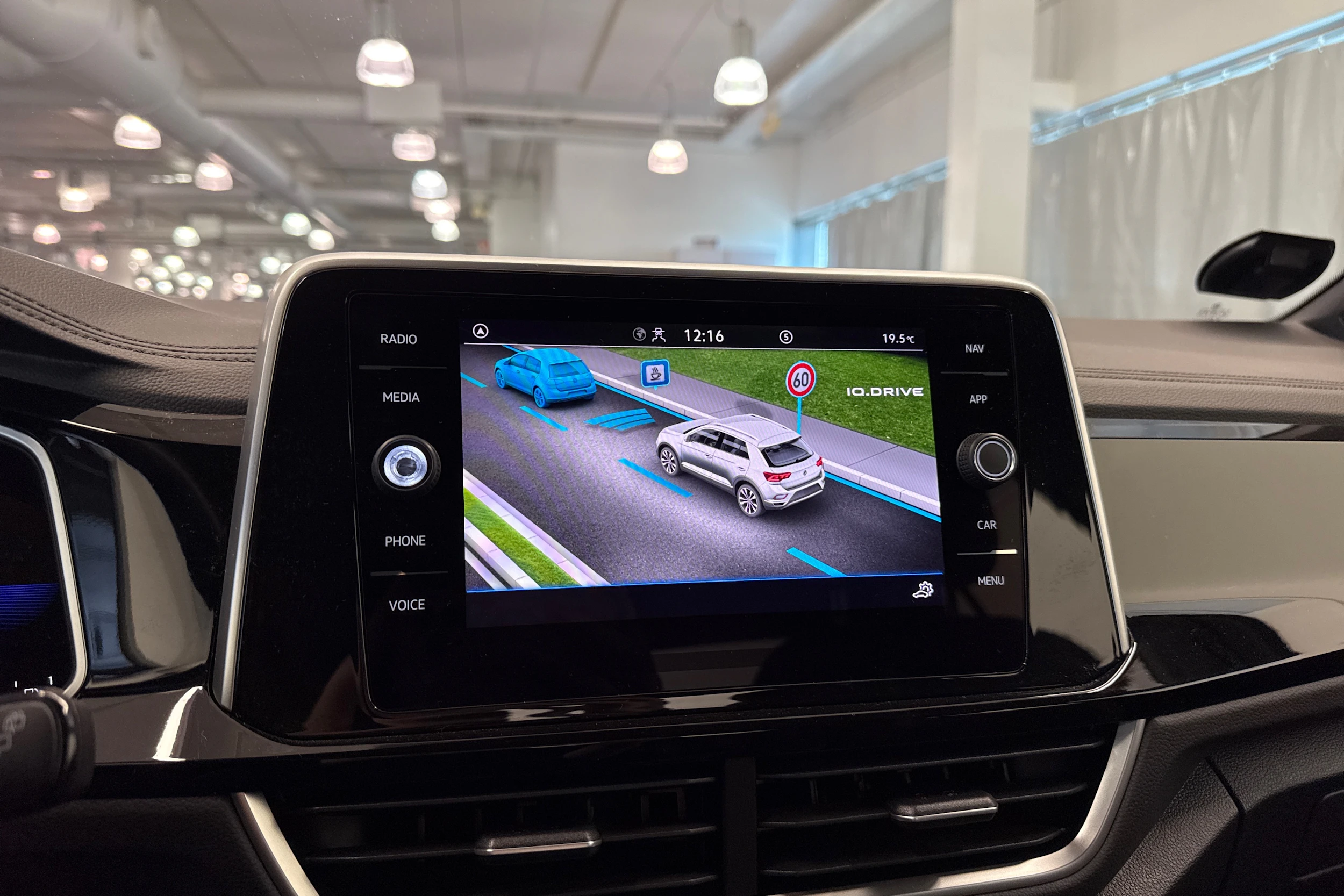 Valkoinen Volkswagen T-Roc 2023 kuva 28.