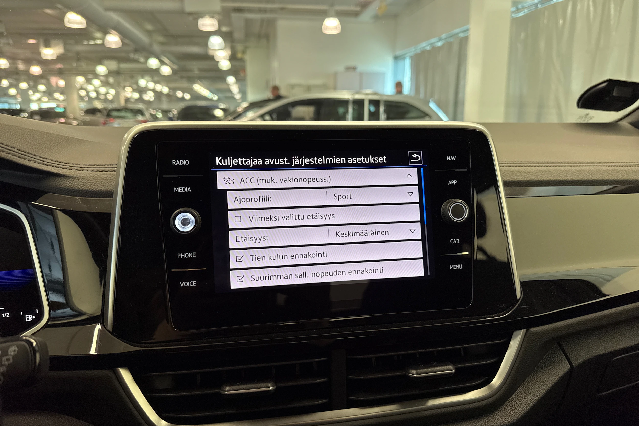 Valkoinen Volkswagen T-Roc 2023 kuva 29.