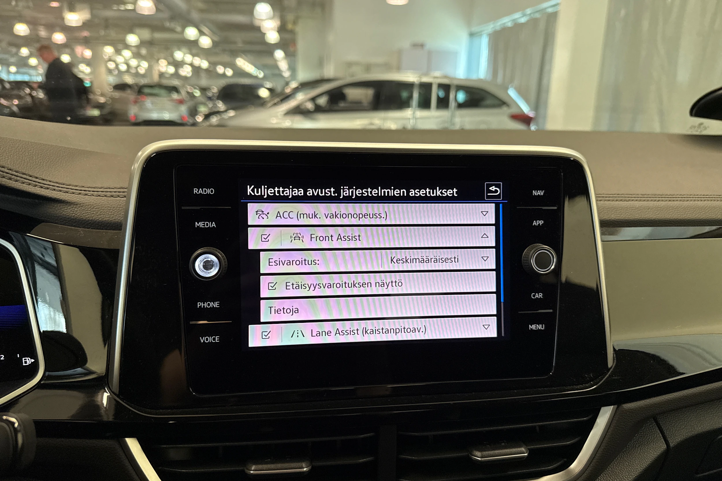 Valkoinen Volkswagen T-Roc 2023 kuva 30.