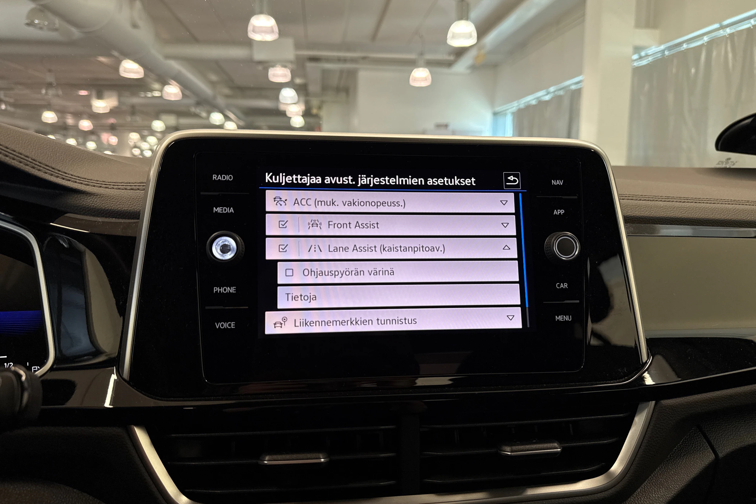 Valkoinen Volkswagen T-Roc 2023 kuva 31.