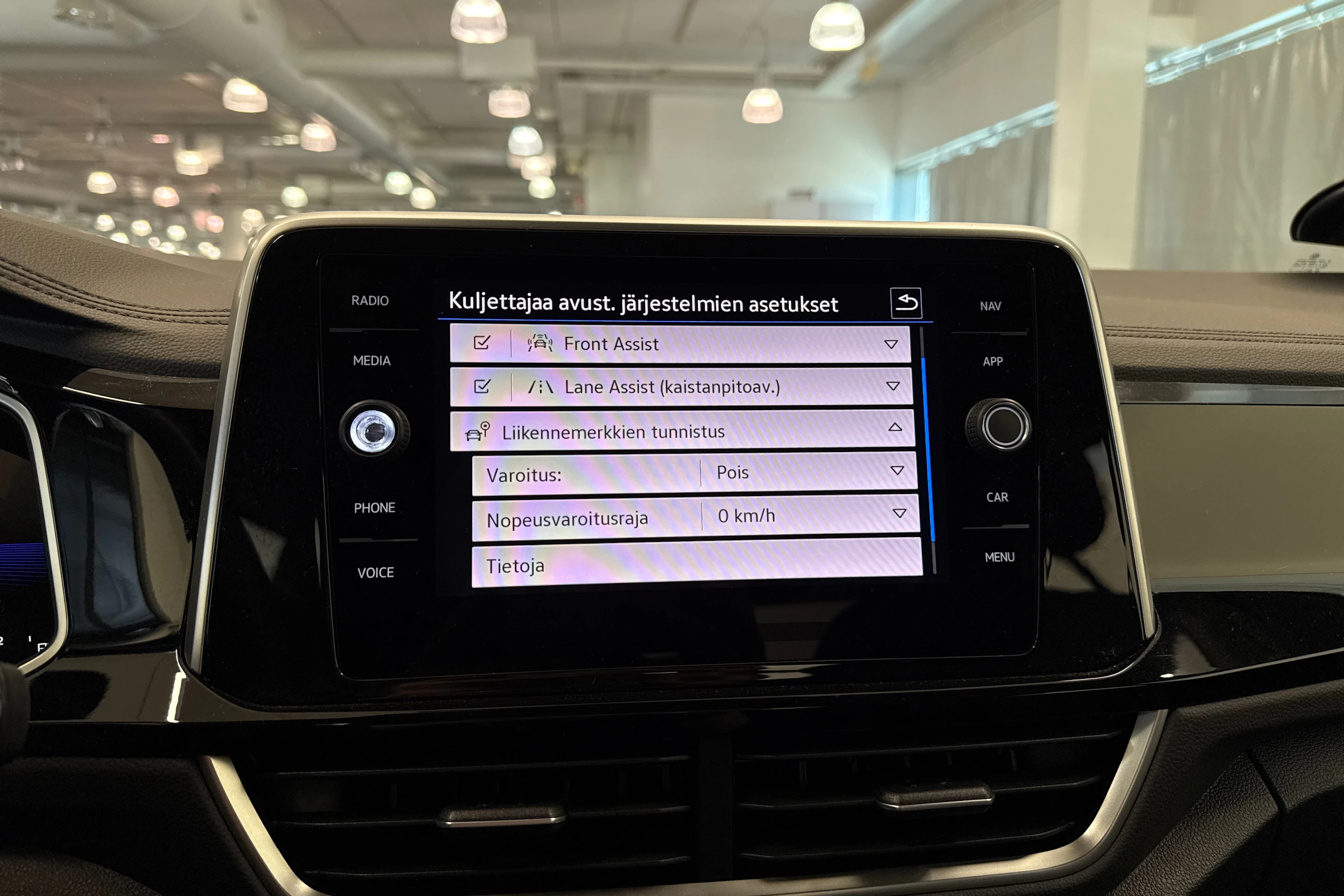 Valkoinen Volkswagen T-Roc 2023 kuva 32.