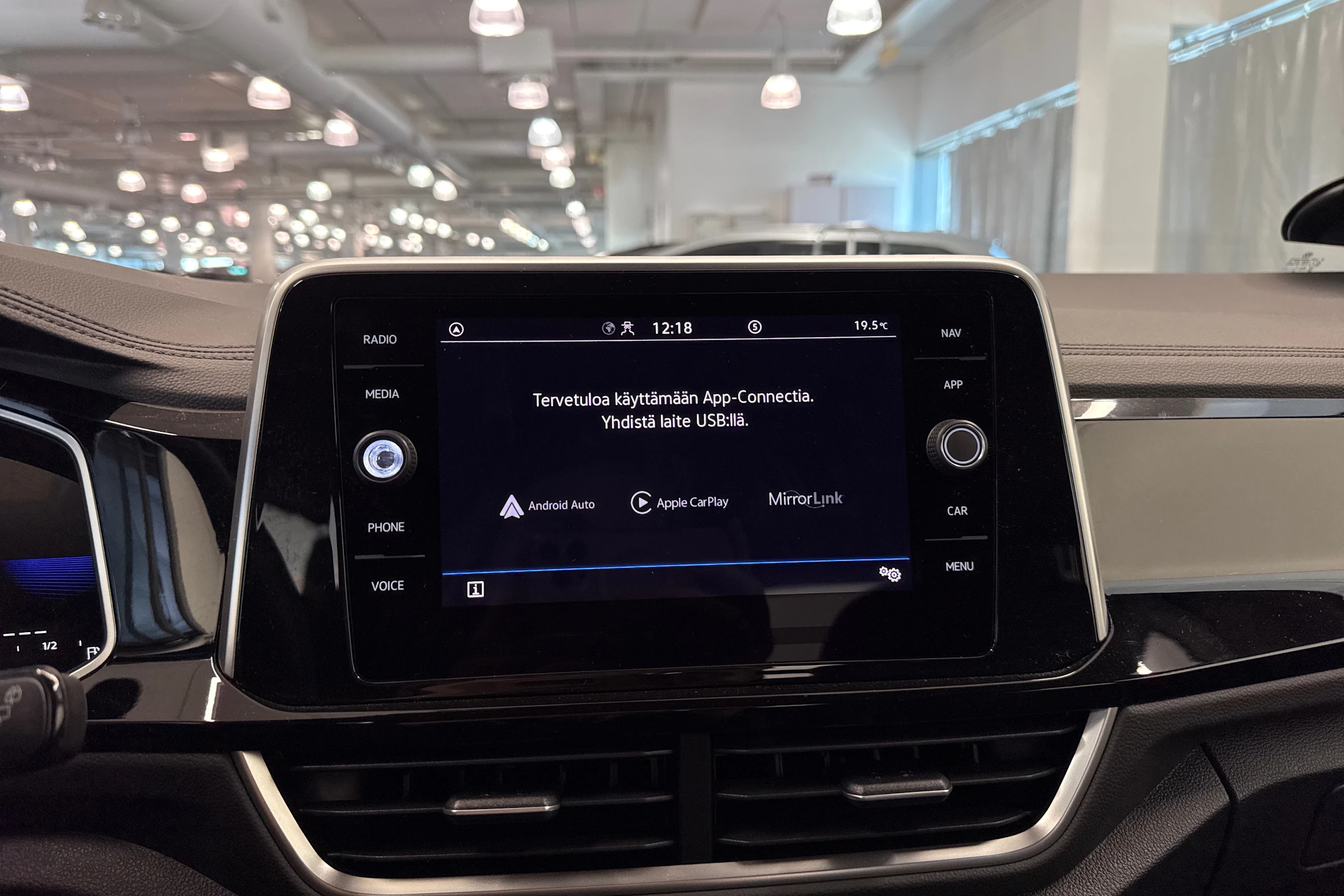 Valkoinen Volkswagen T-Roc 2023 kuva 34.