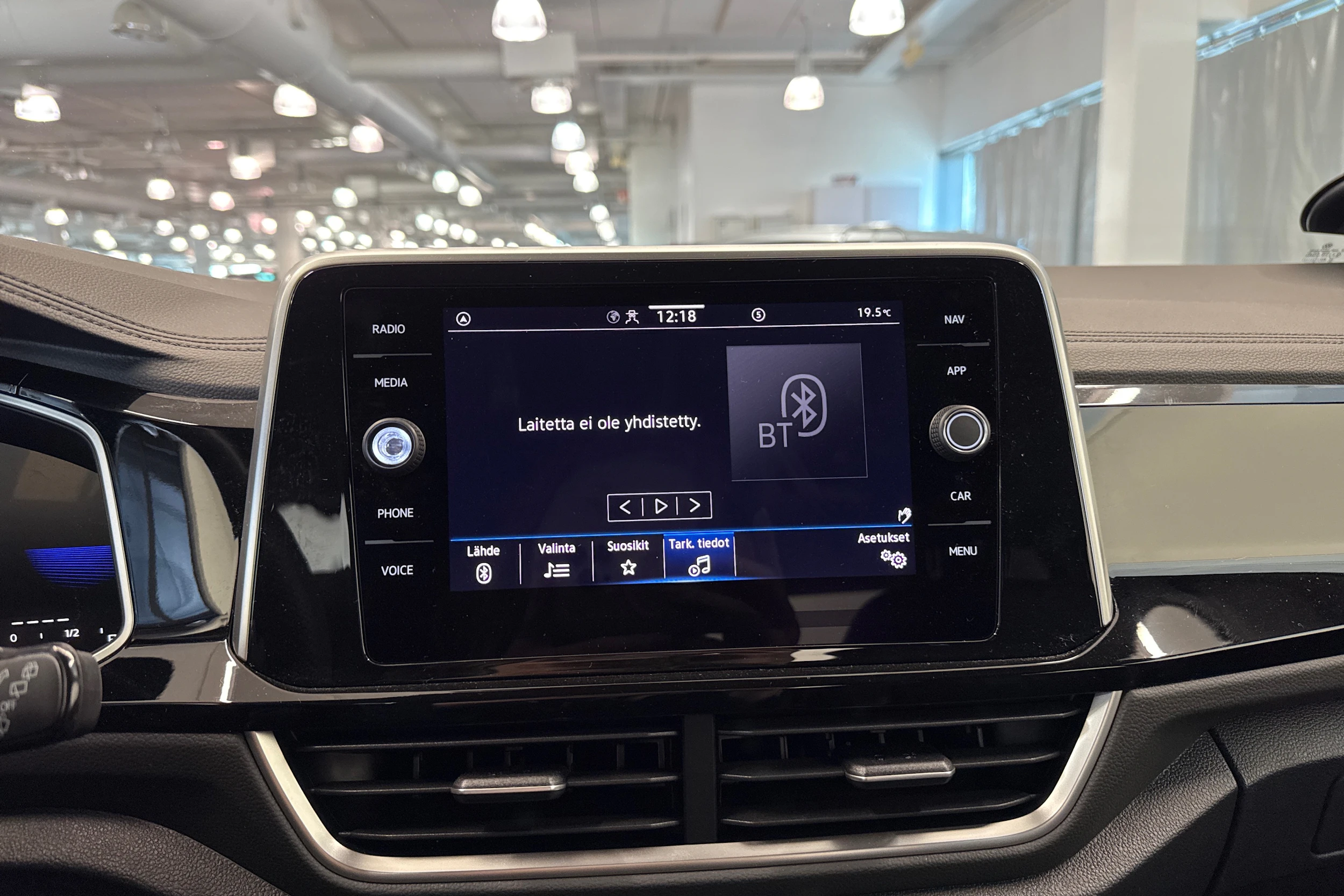 Valkoinen Volkswagen T-Roc 2023 kuva 35.