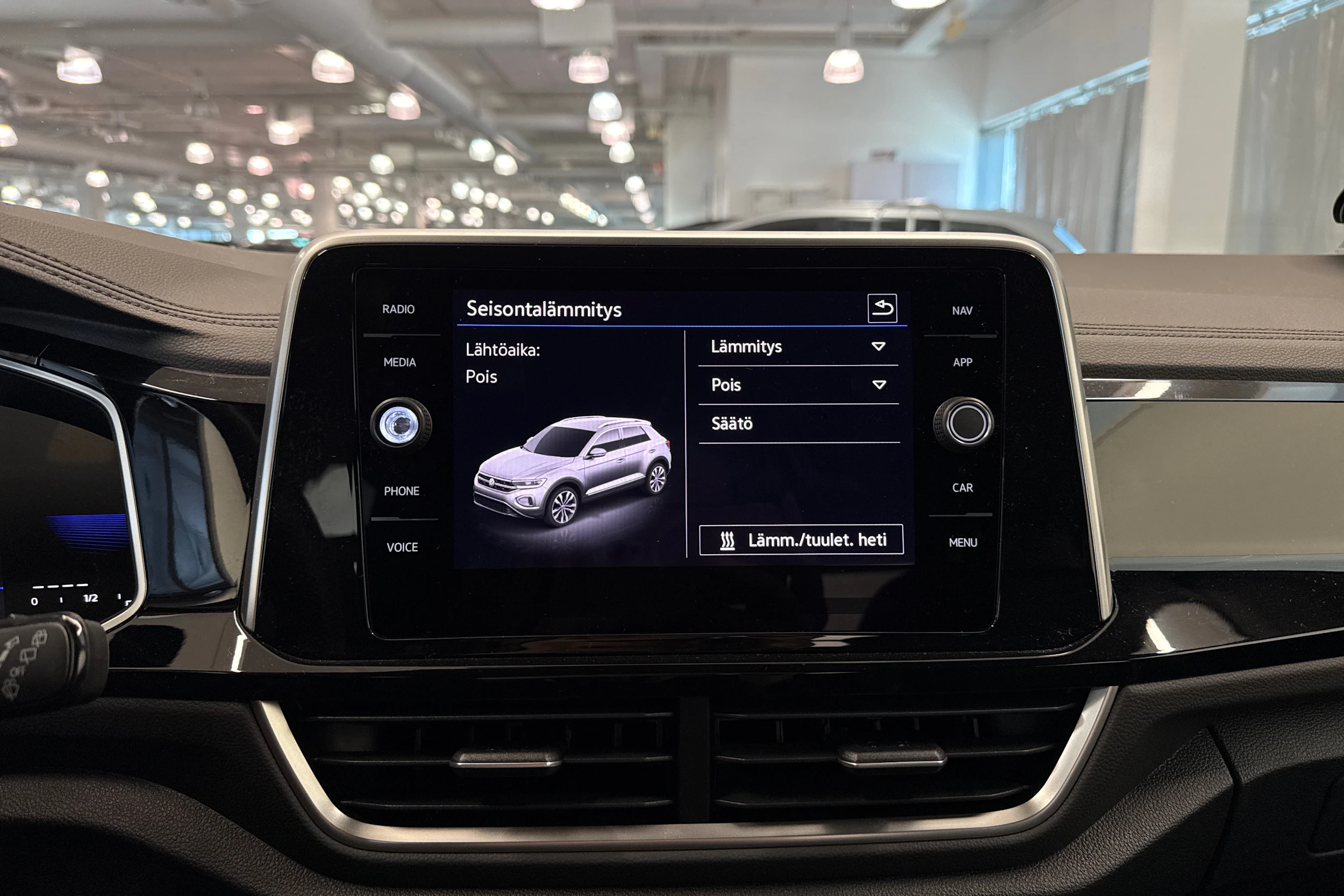 Valkoinen Volkswagen T-Roc 2023 kuva 36.