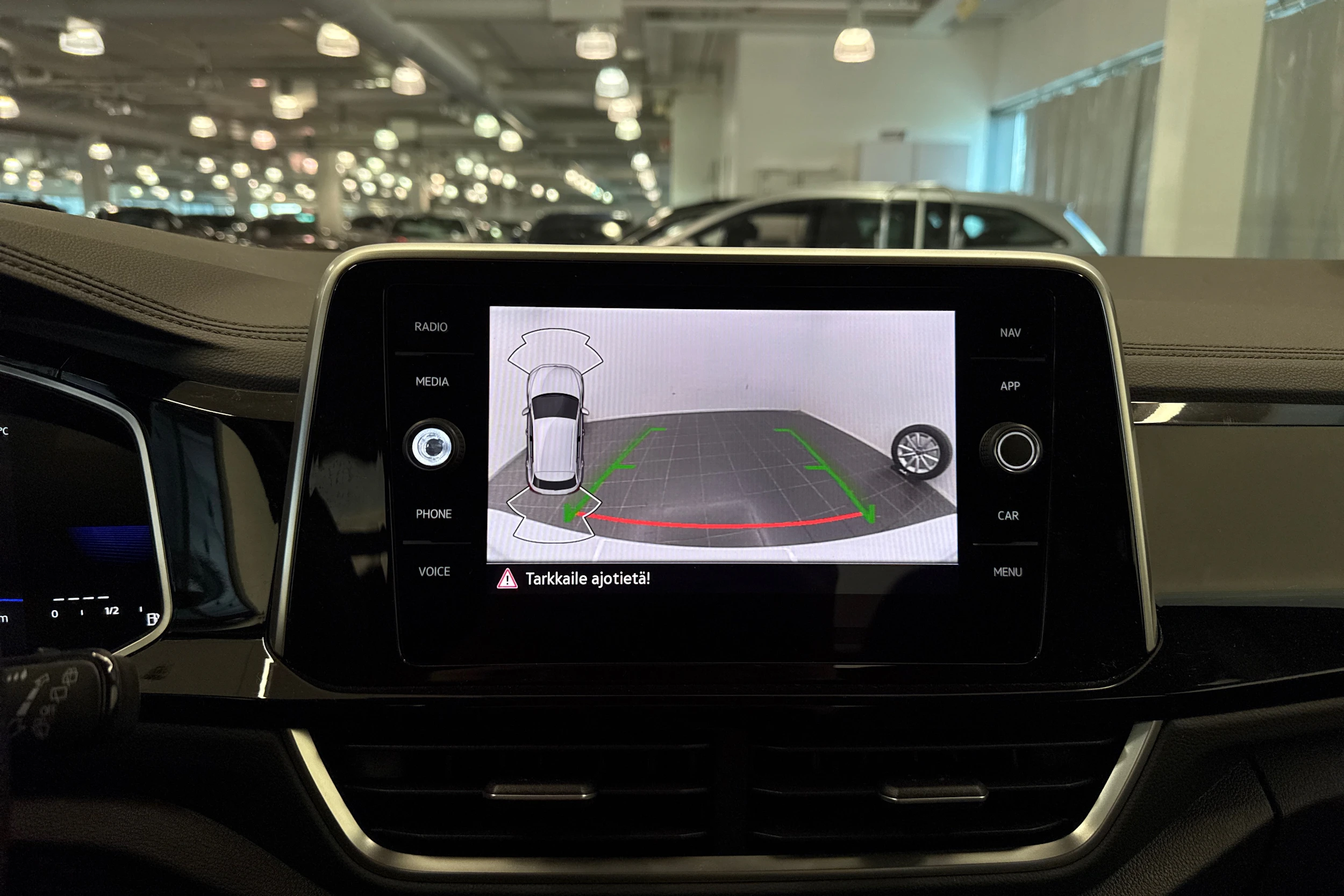 Valkoinen Volkswagen T-Roc 2023 kuva 37.