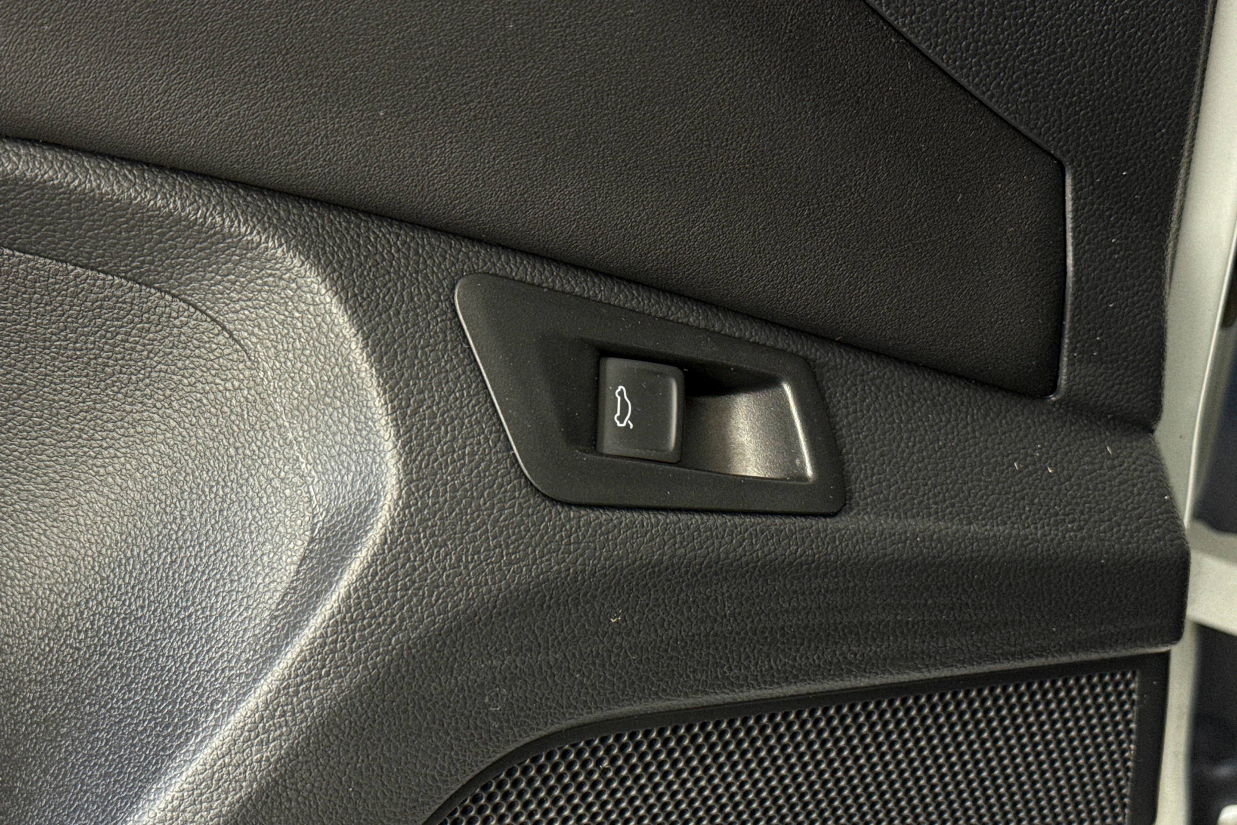 Valkoinen Volkswagen T-Roc 2023 kuva 39.