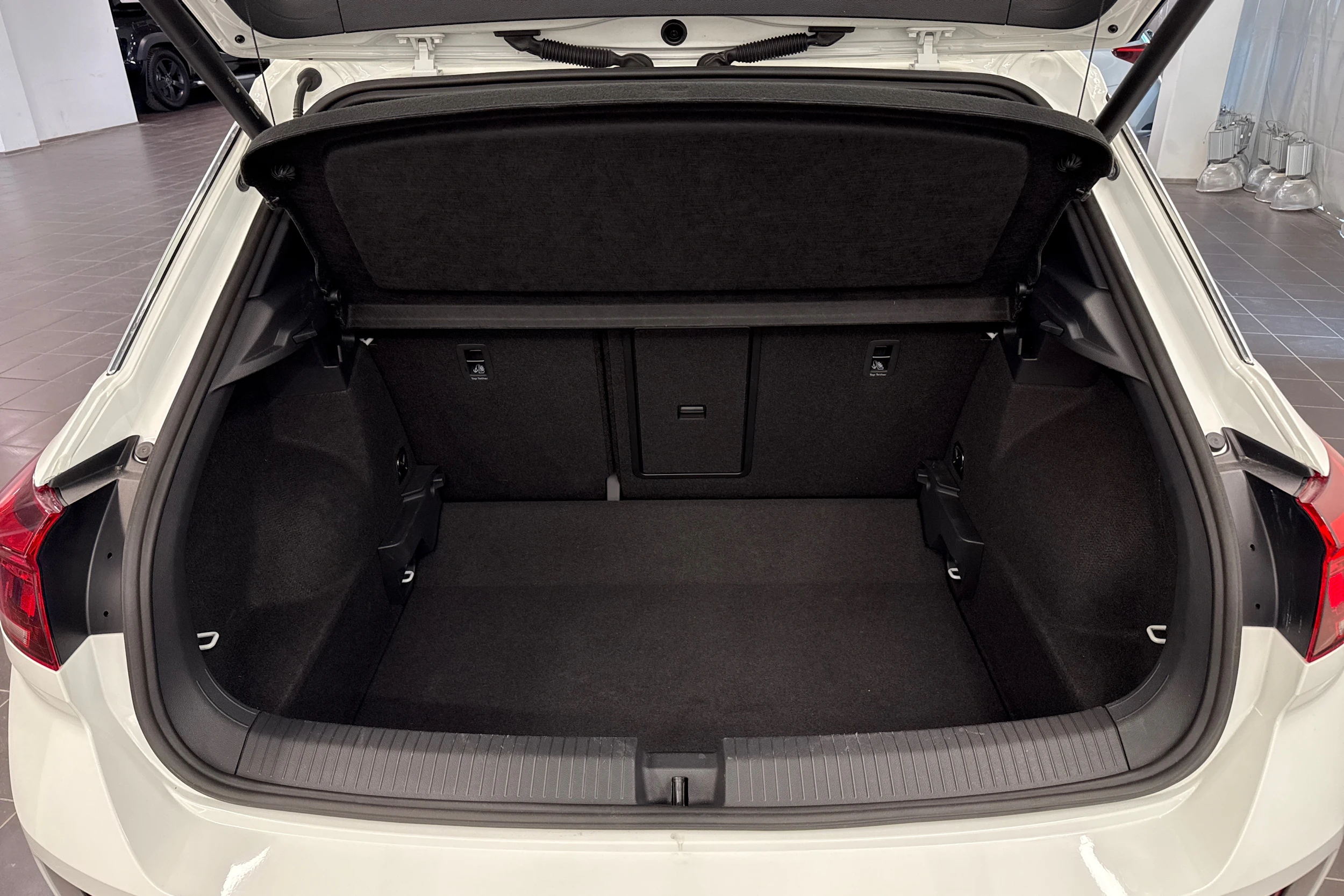 Valkoinen Volkswagen T-Roc 2023 kuva 40.