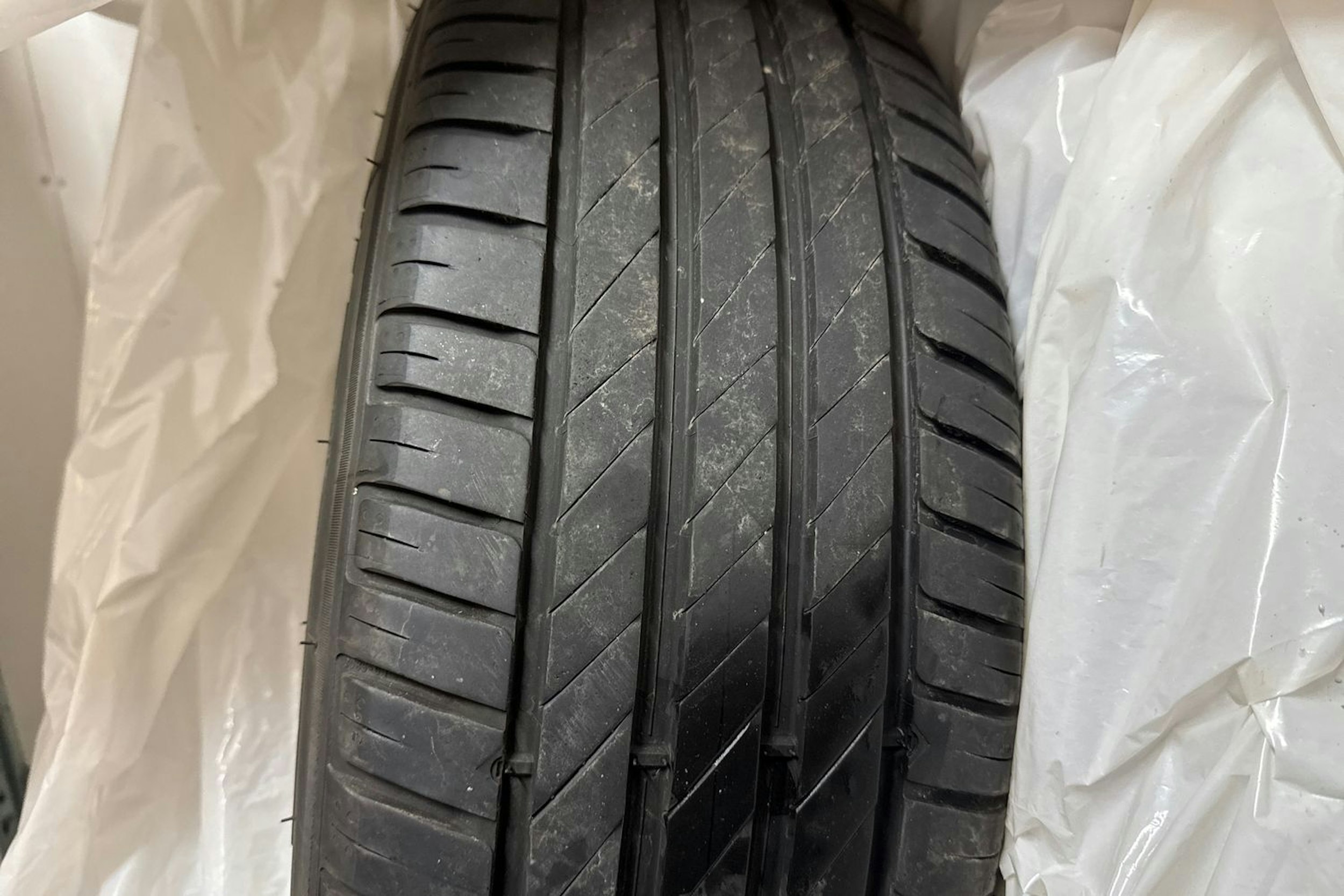 Harmaa Volkswagen T-Roc 2023 kuva 13.