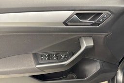 Harmaa Volkswagen T-Roc 2023 kuva 16.