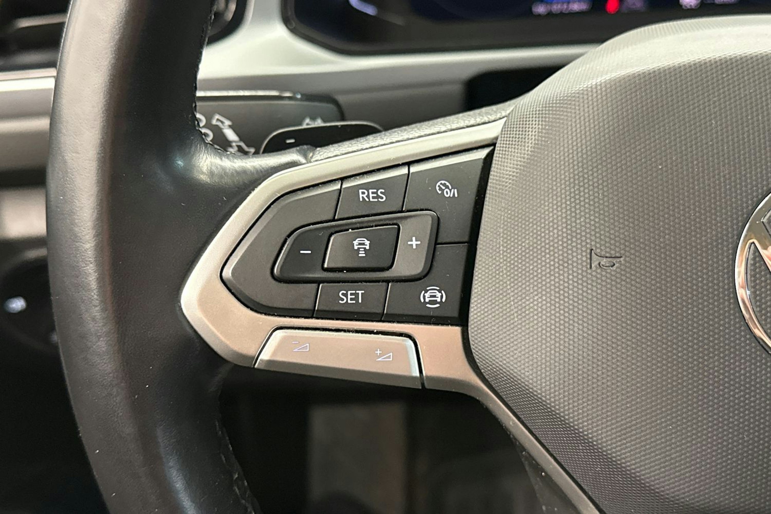 Harmaa Volkswagen T-Roc 2023 kuva 17.