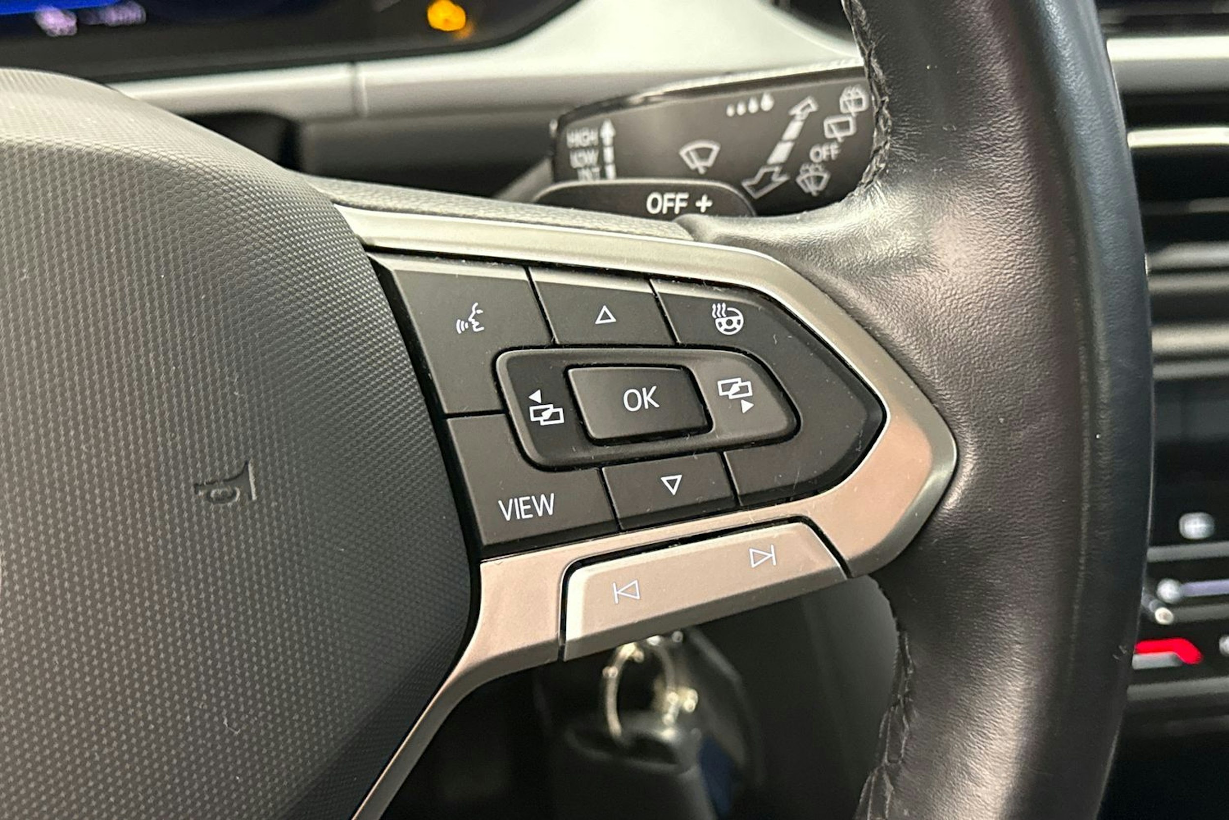 Harmaa Volkswagen T-Roc 2023 kuva 18.